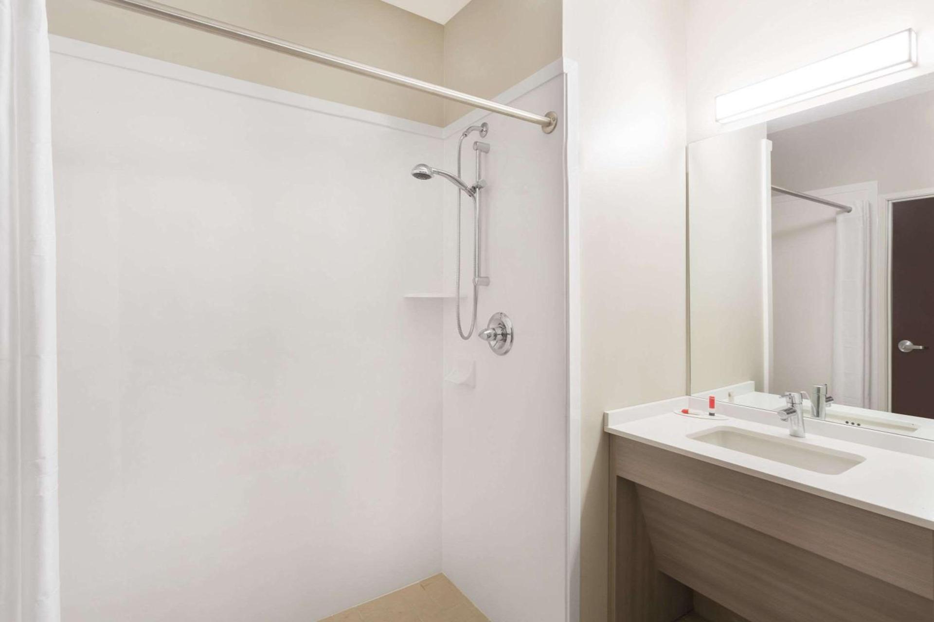 Microtel Inn & Suites by Wyndham Springville photo 21