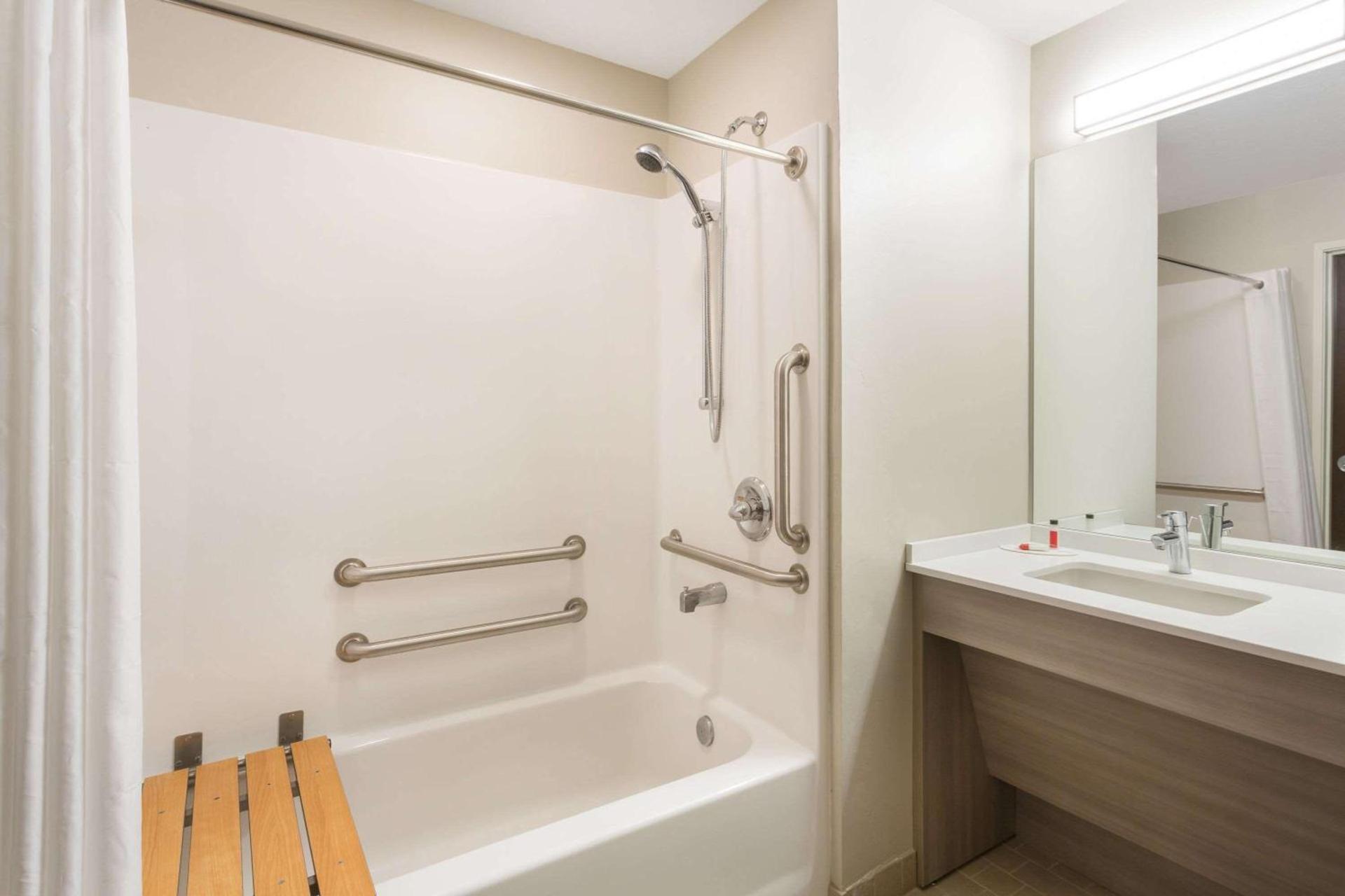 Microtel Inn & Suites by Wyndham Springville photo 19