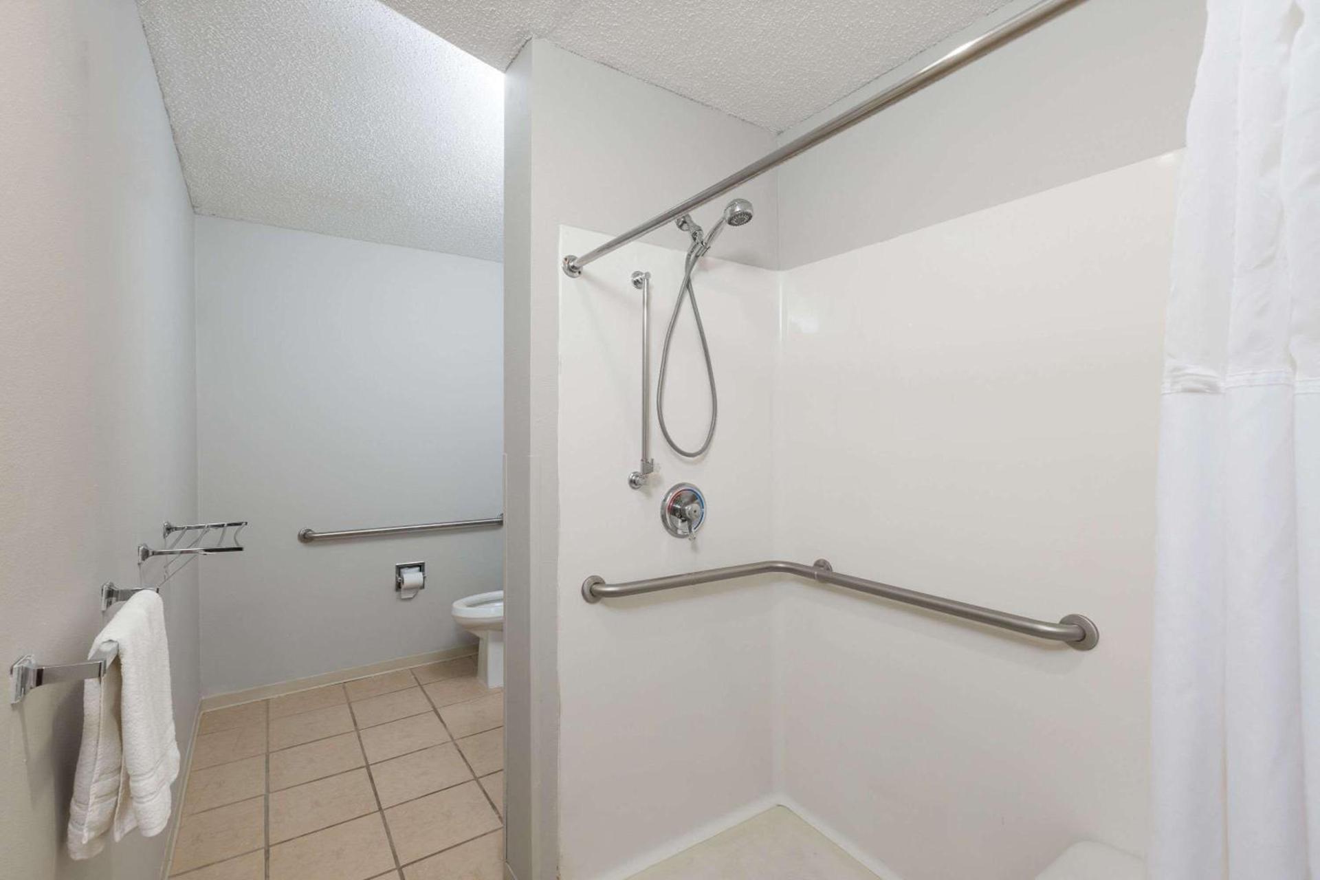 Microtel Inn & Suites by Wyndham Sioux Falls photo 37