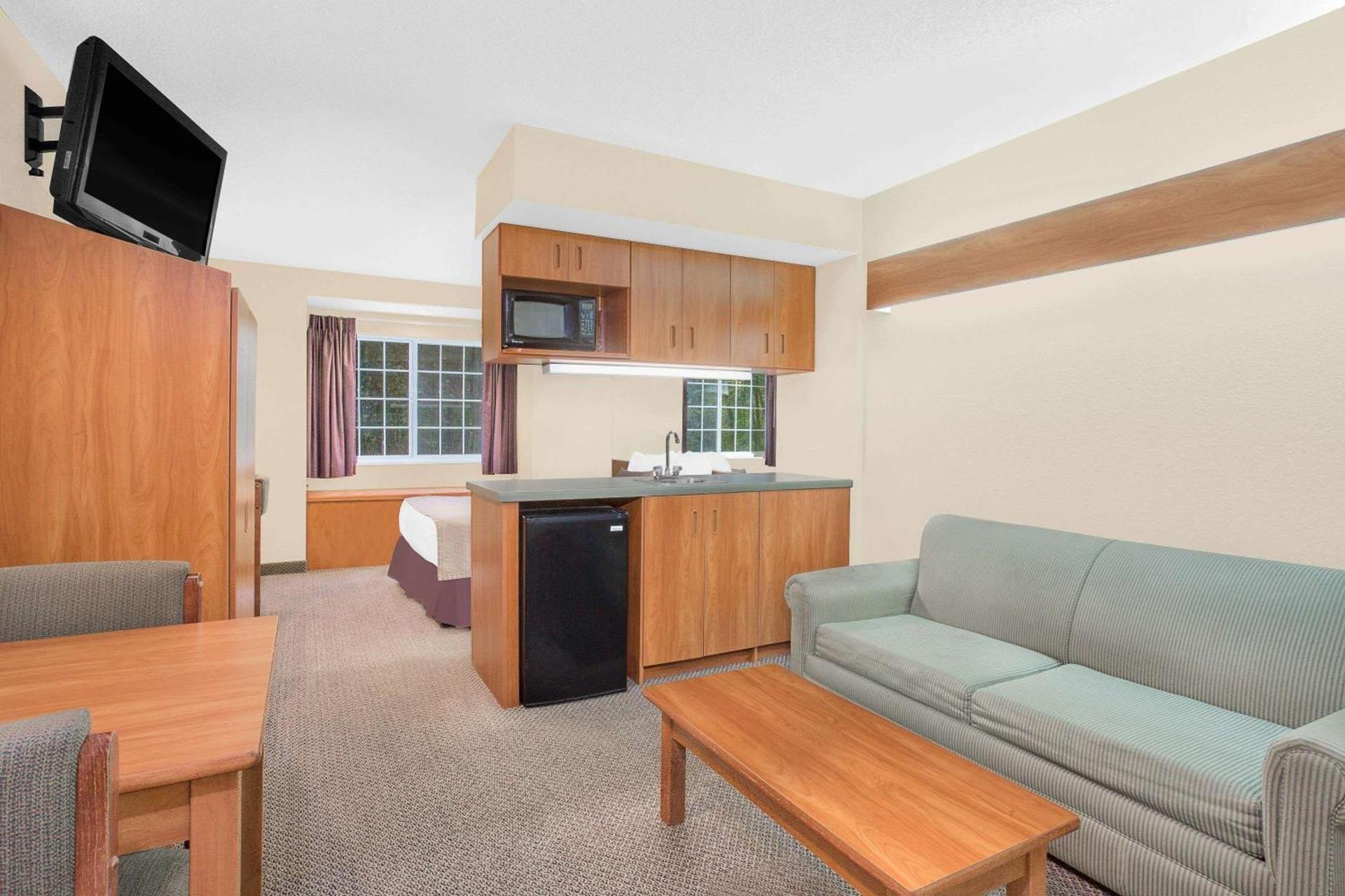Microtel Inn & Suites Beckley East photo 35