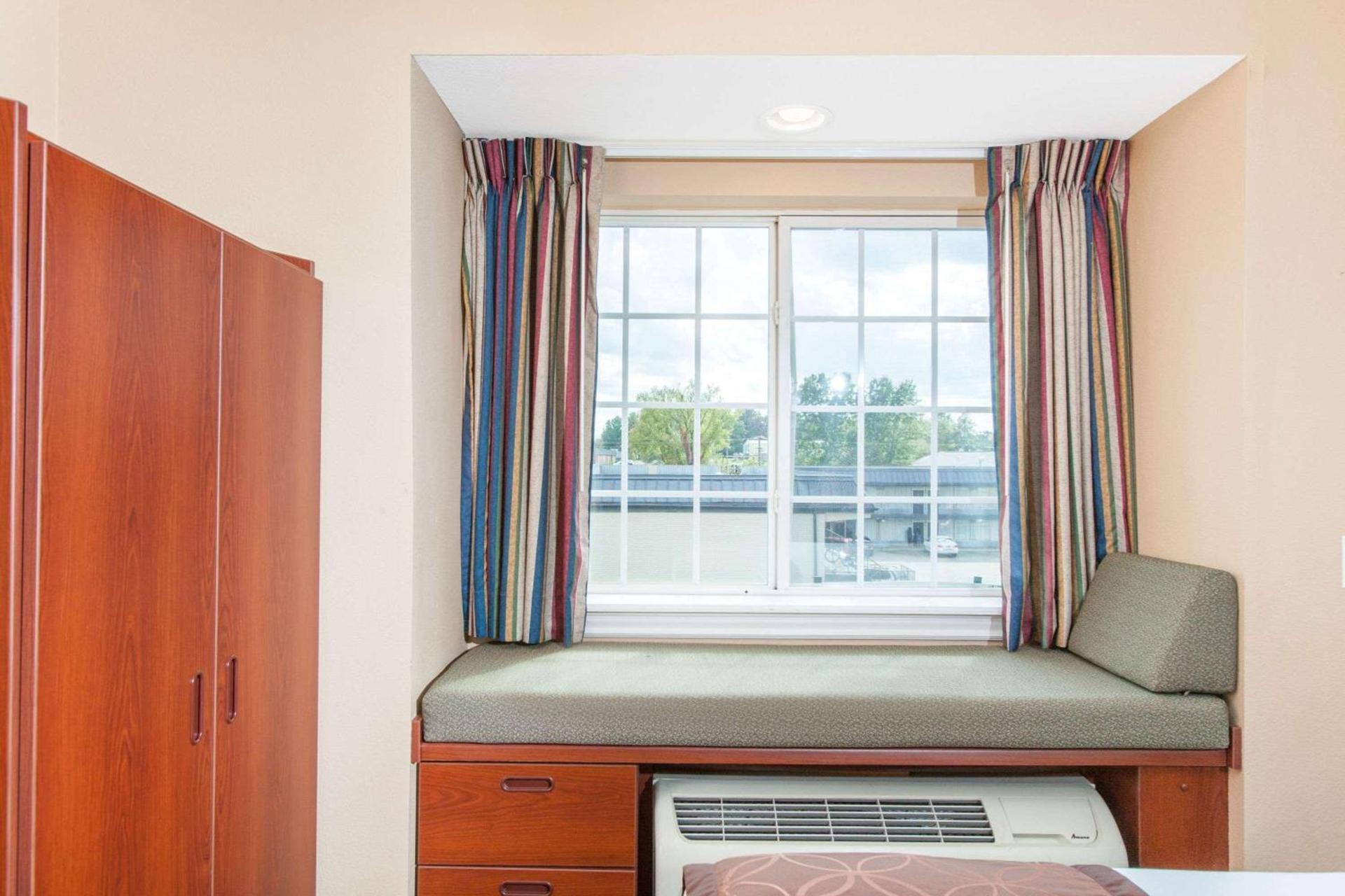 Microtel Inn by Wyndham Rogers photo 28