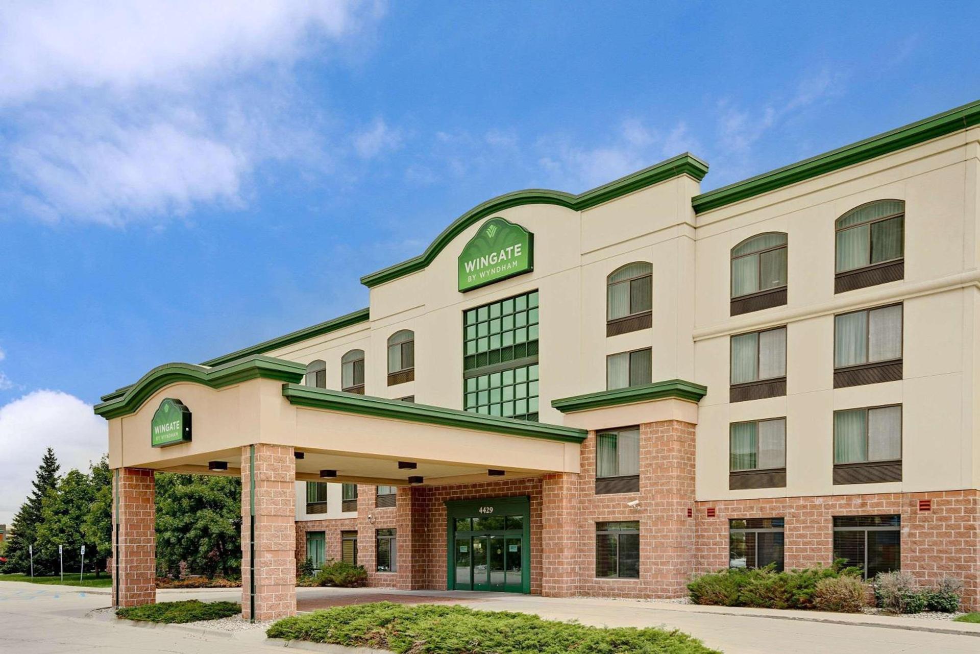 Wingate by Wyndham Fargo photo 1