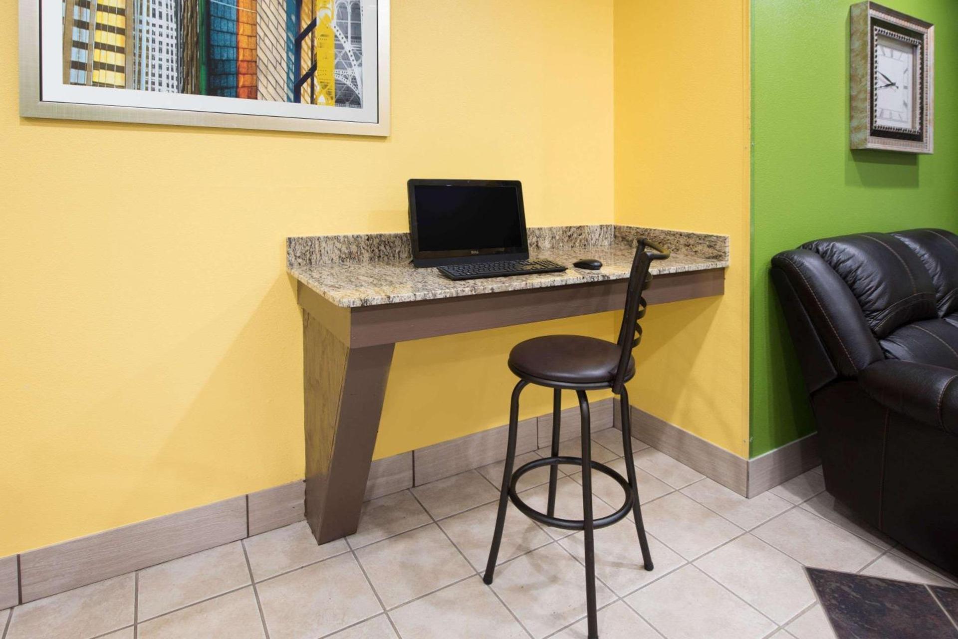 Microtel Inn by Wyndham Rogers photo 31