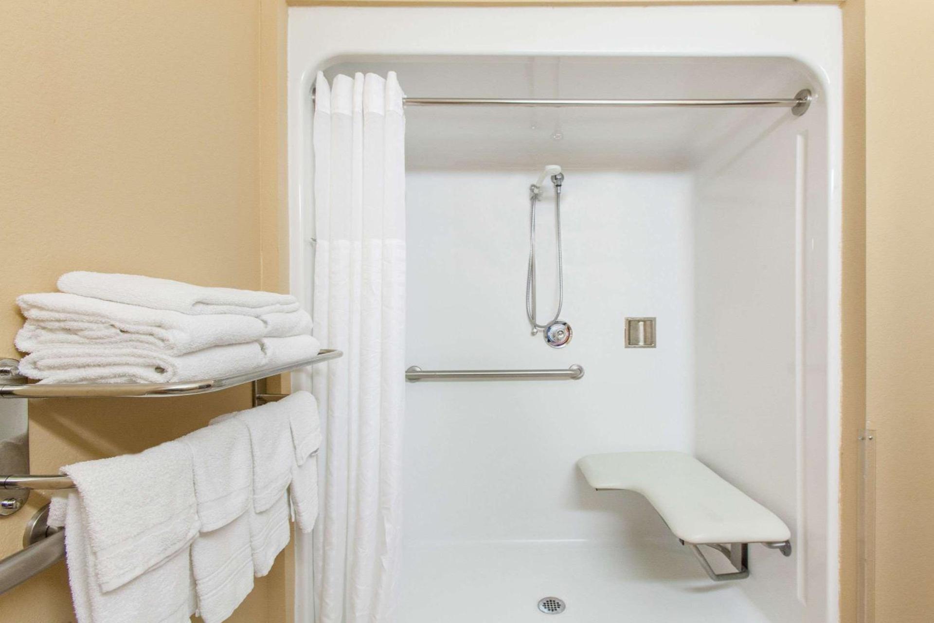 Microtel Inn by Wyndham Rogers photo 33