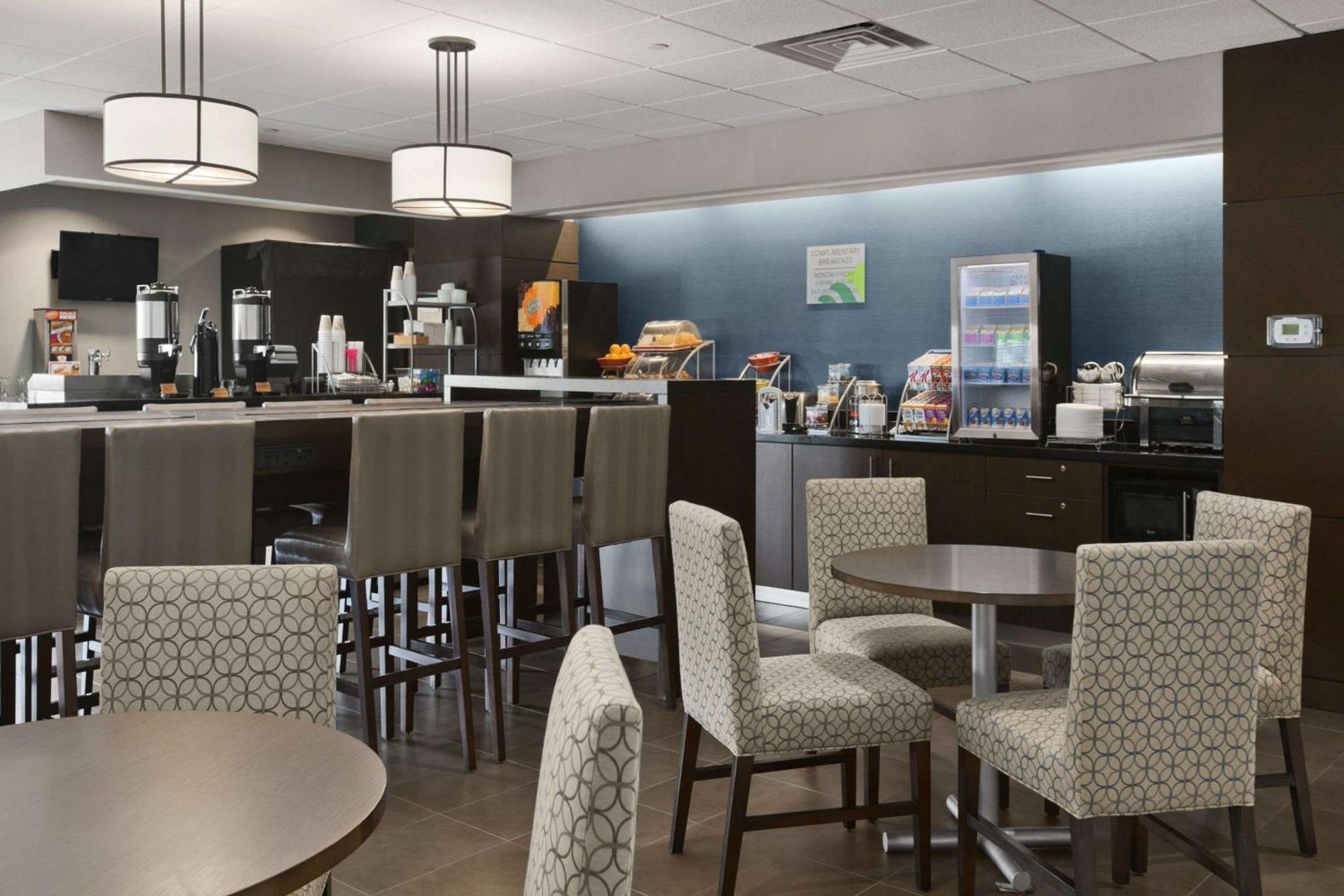 Wingate by Wyndham - Bismarck photo 12