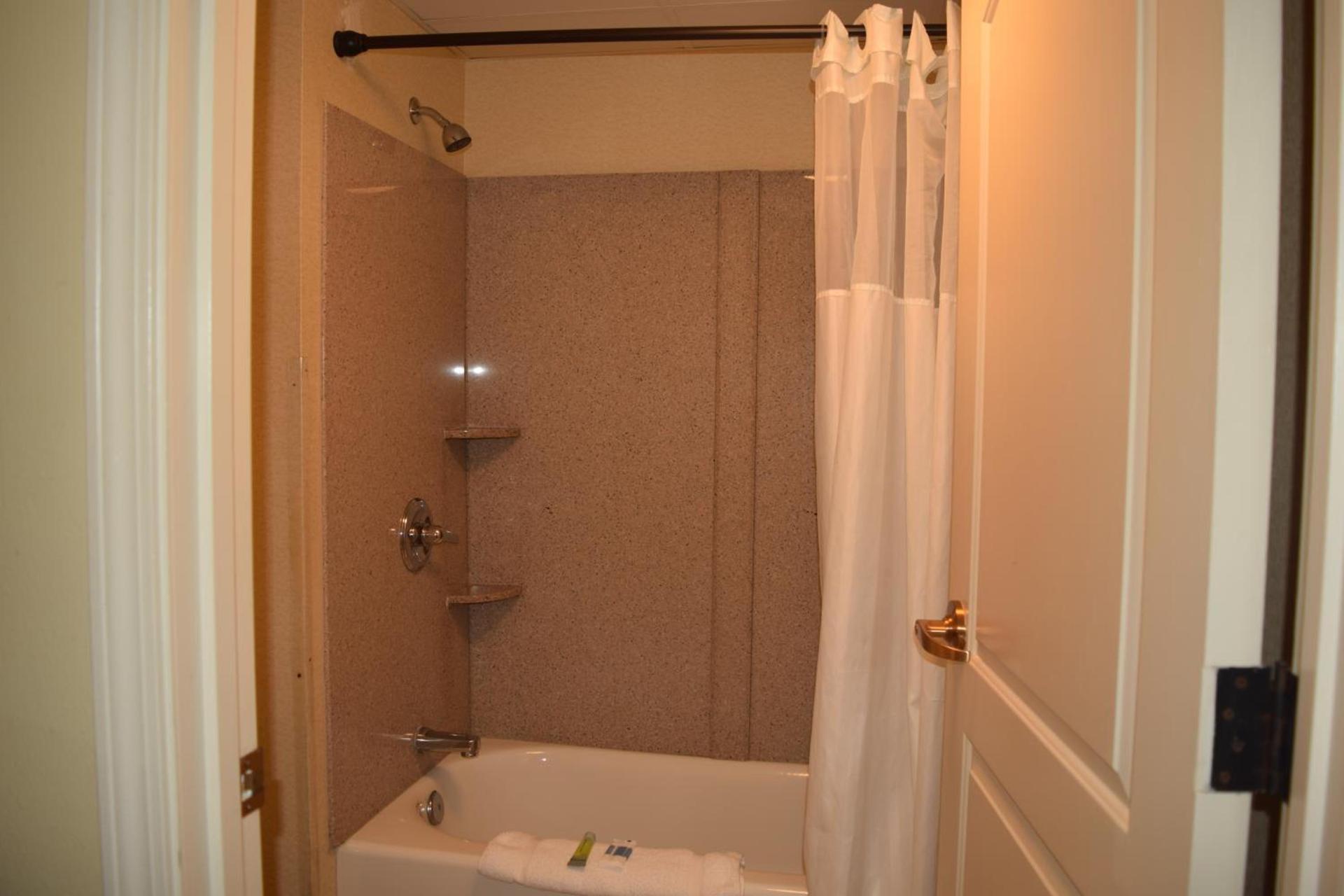 Atkinson Inn & Suites photo 9