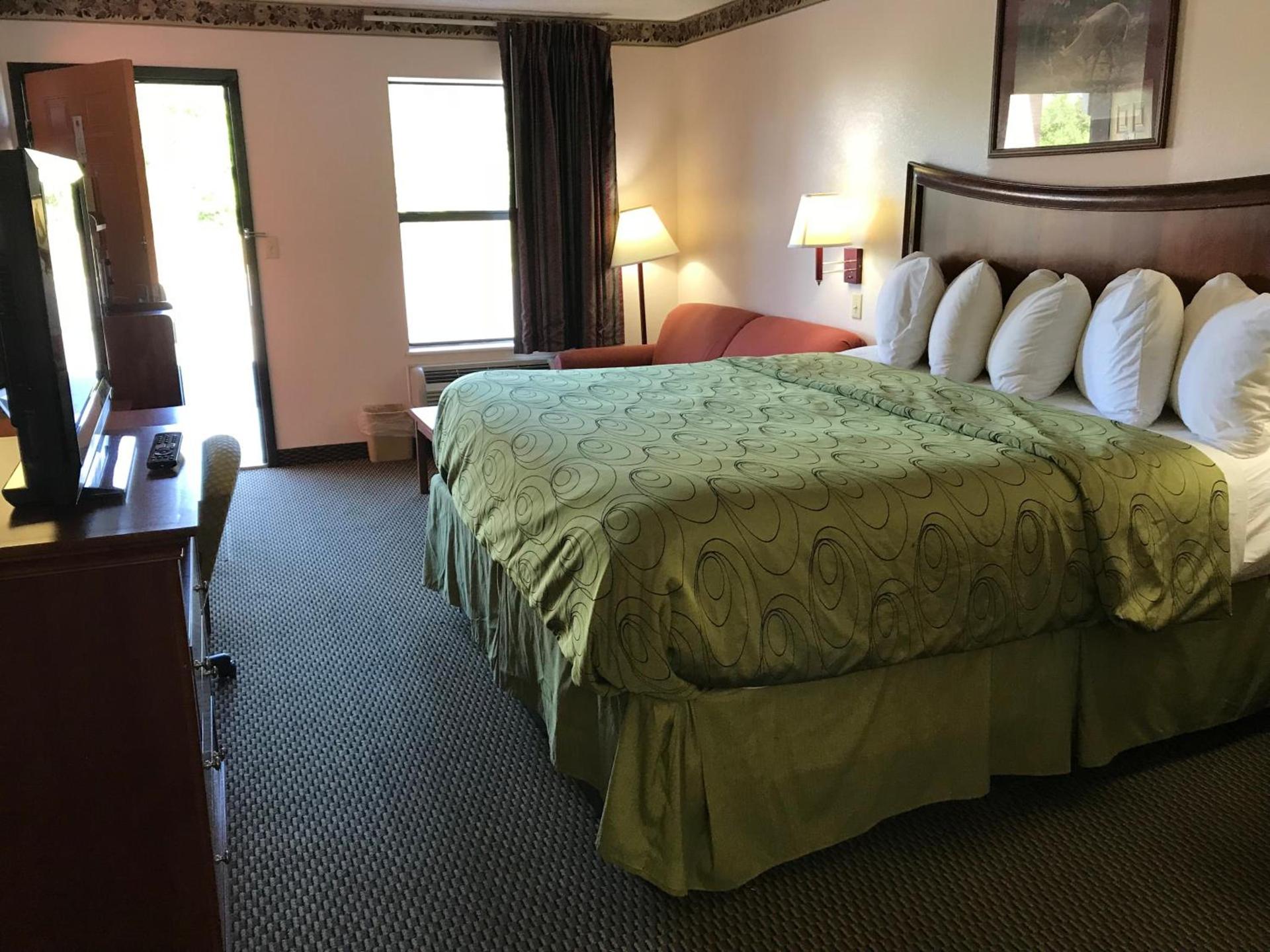 Clairmont Inn & Suites - Warren photo 21