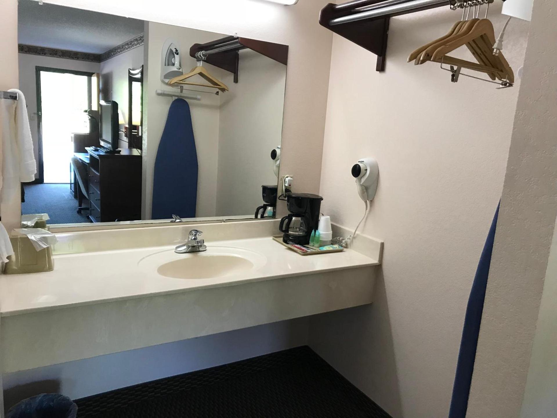 Clairmont Inn & Suites - Warren photo 9