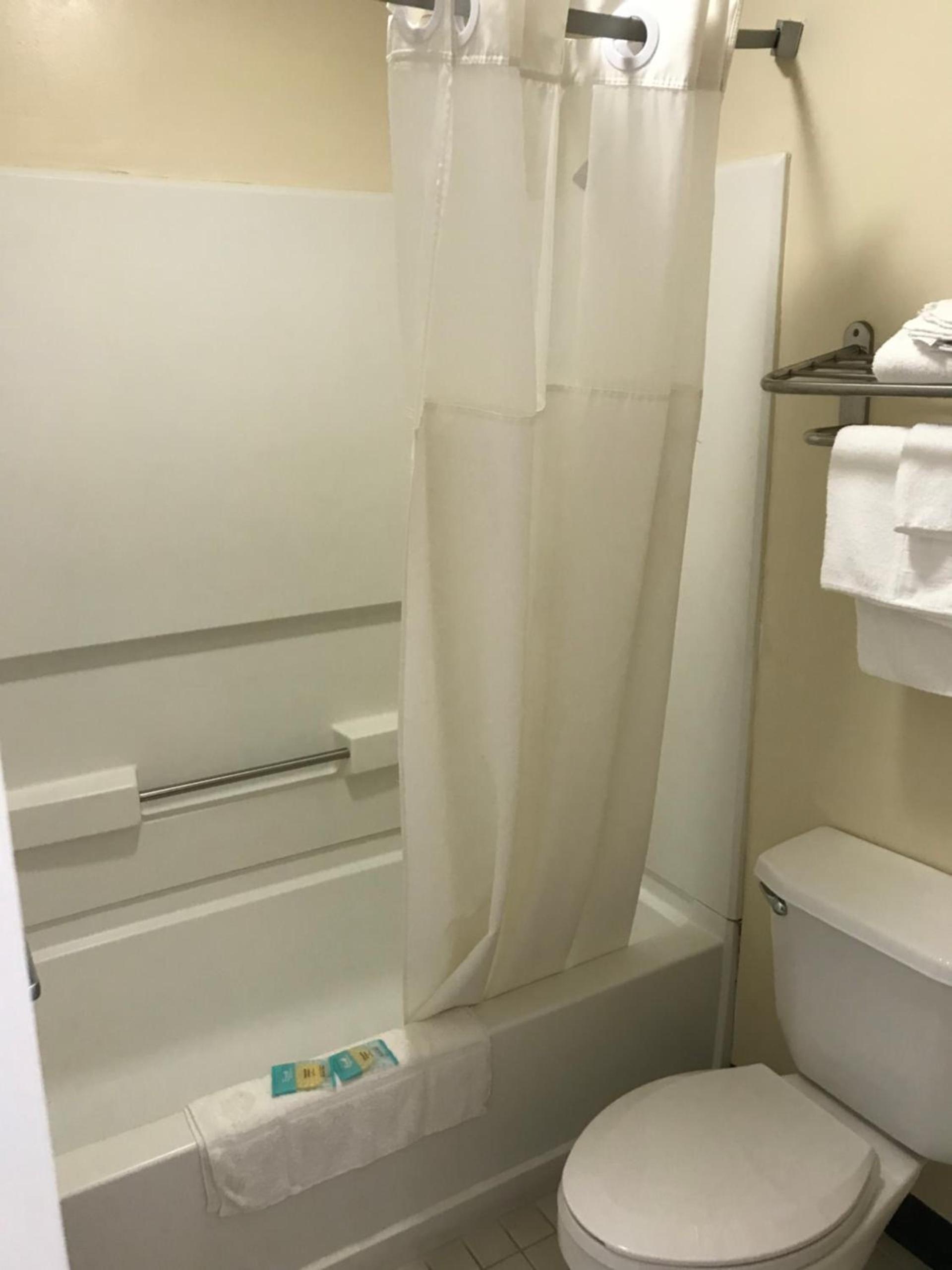 Clairmont Inn & Suites - Warren photo 10