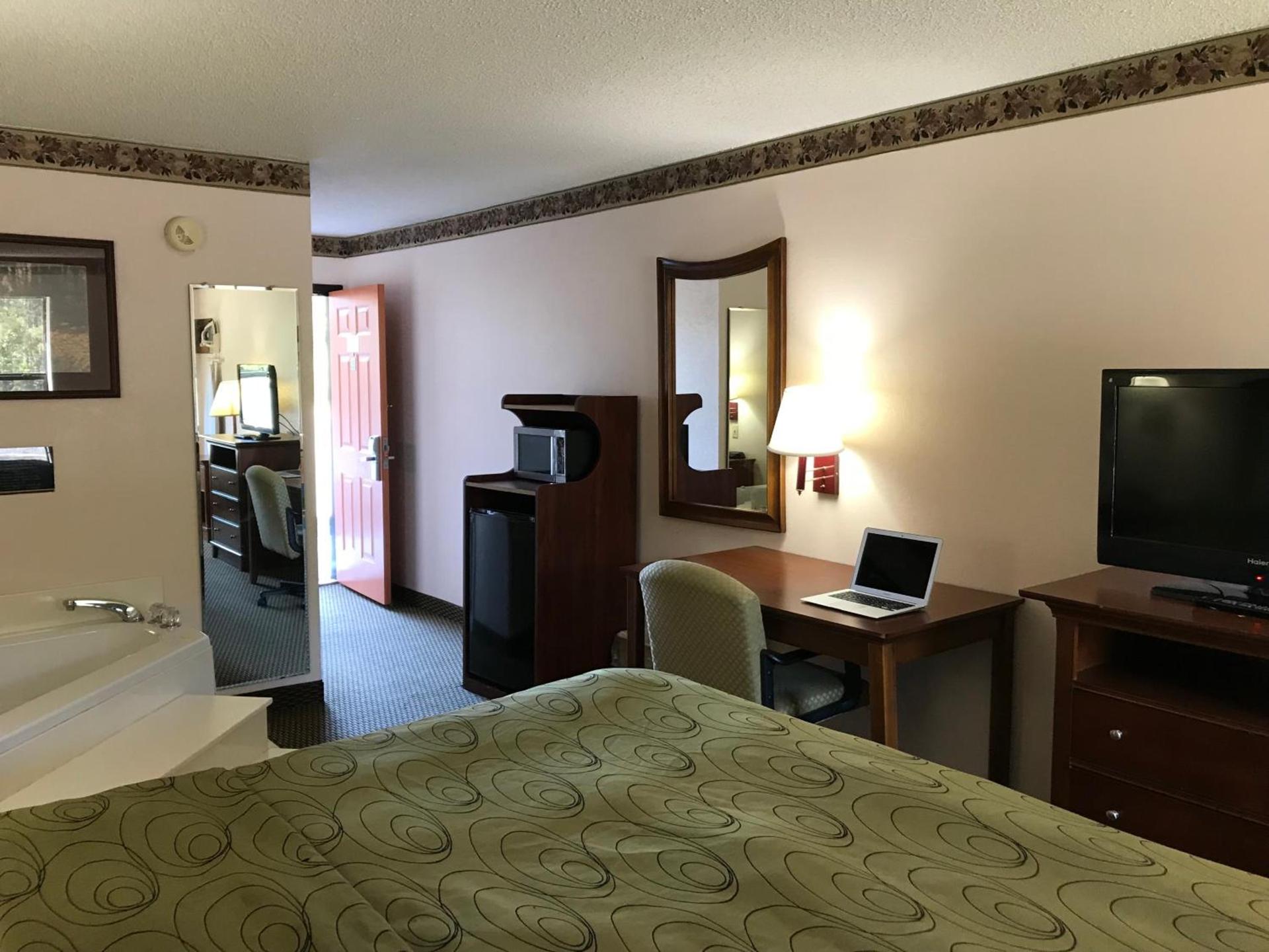 Clairmont Inn & Suites - Warren photo 8