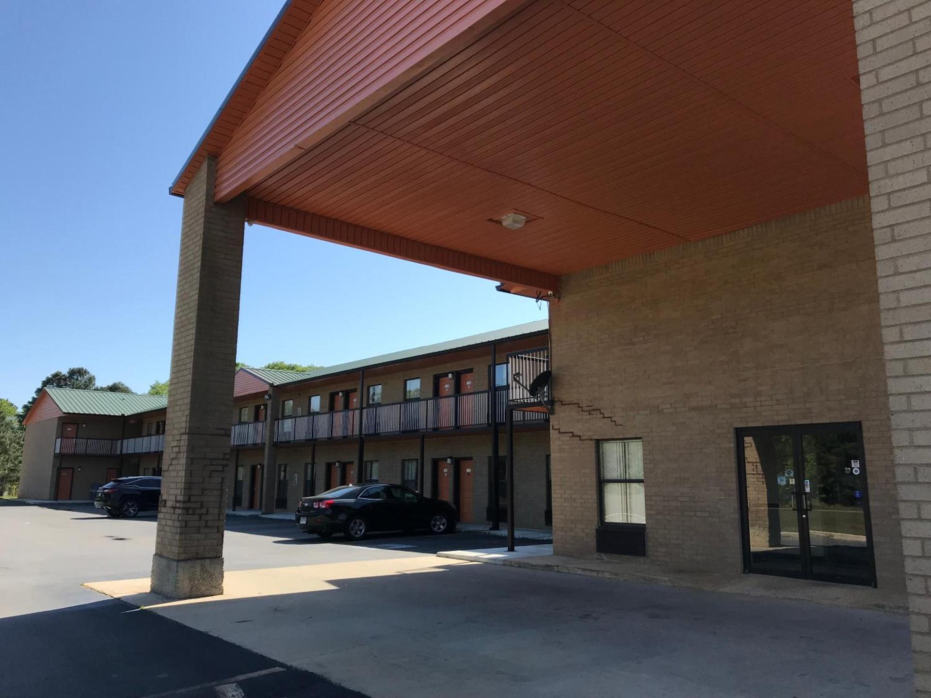 Clairmont Inn & Suites - Warren photo 7