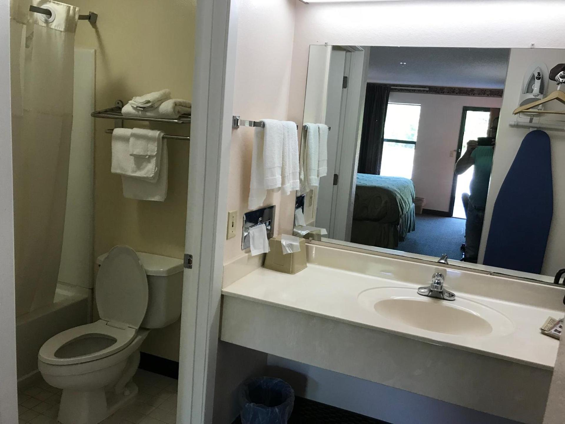 Clairmont Inn & Suites - Warren photo 6