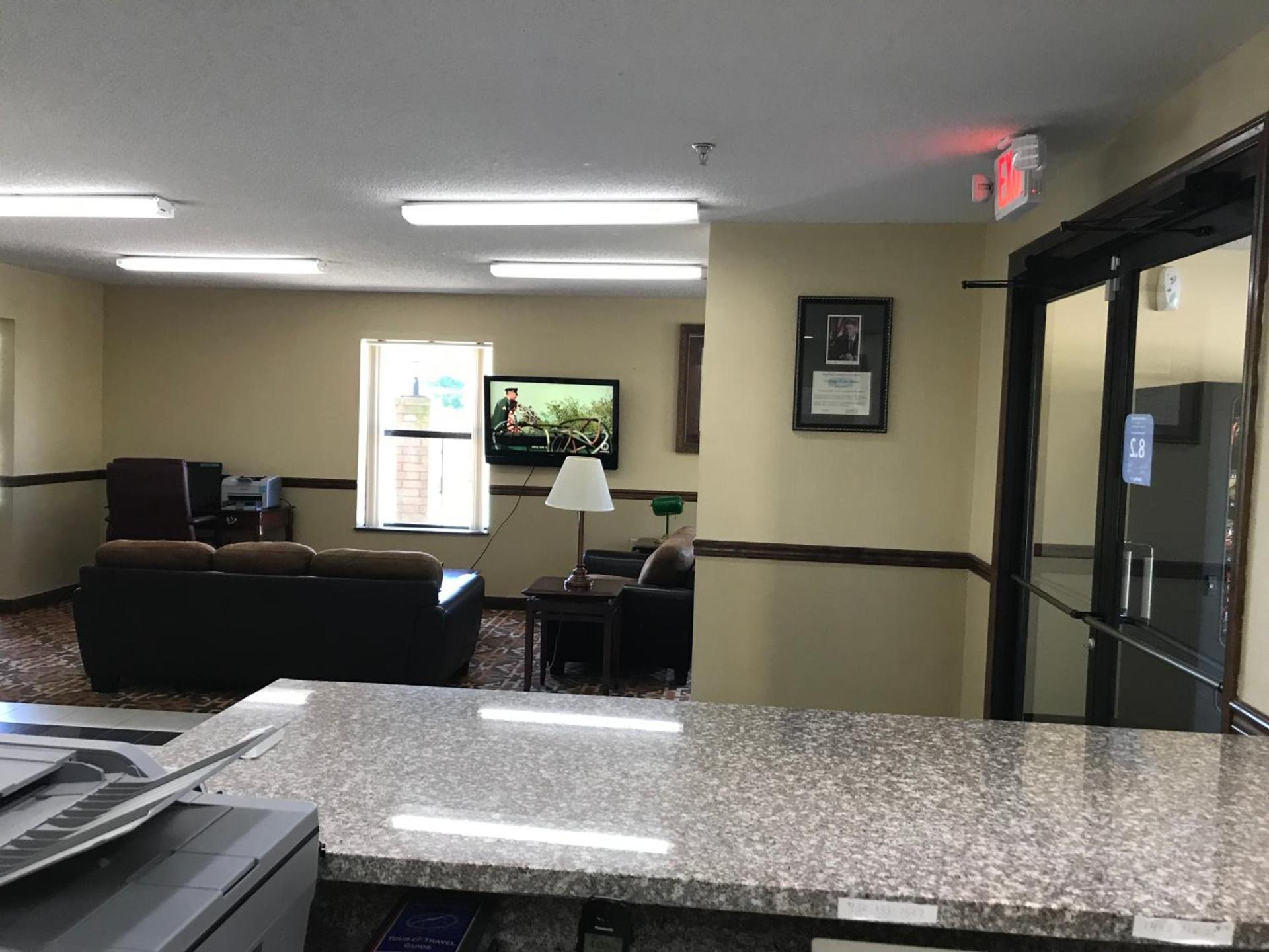 Clairmont Inn & Suites - Warren photo 4