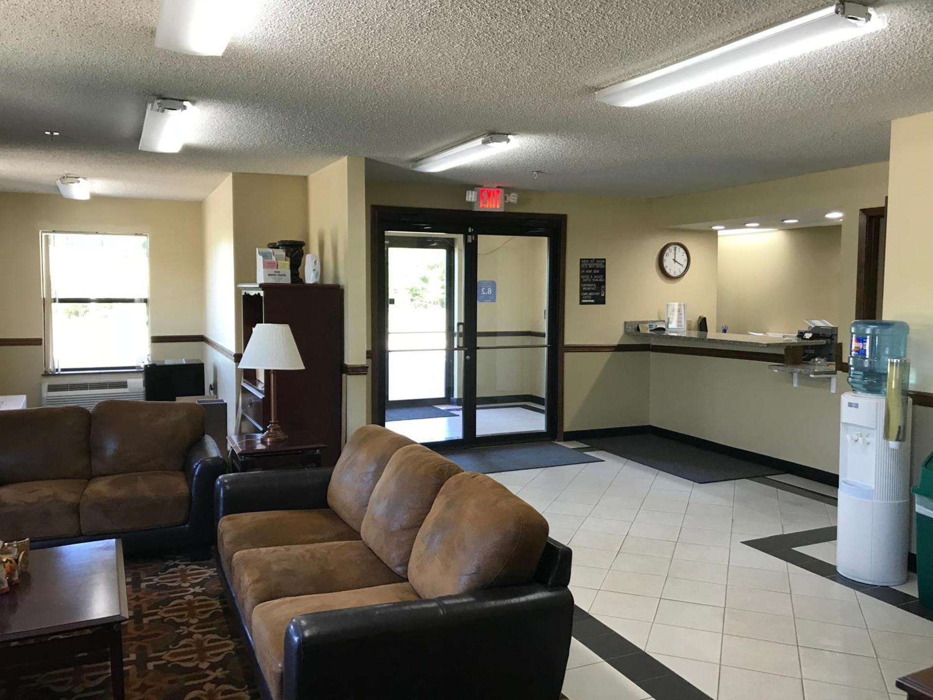 Clairmont Inn & Suites - Warren photo 3