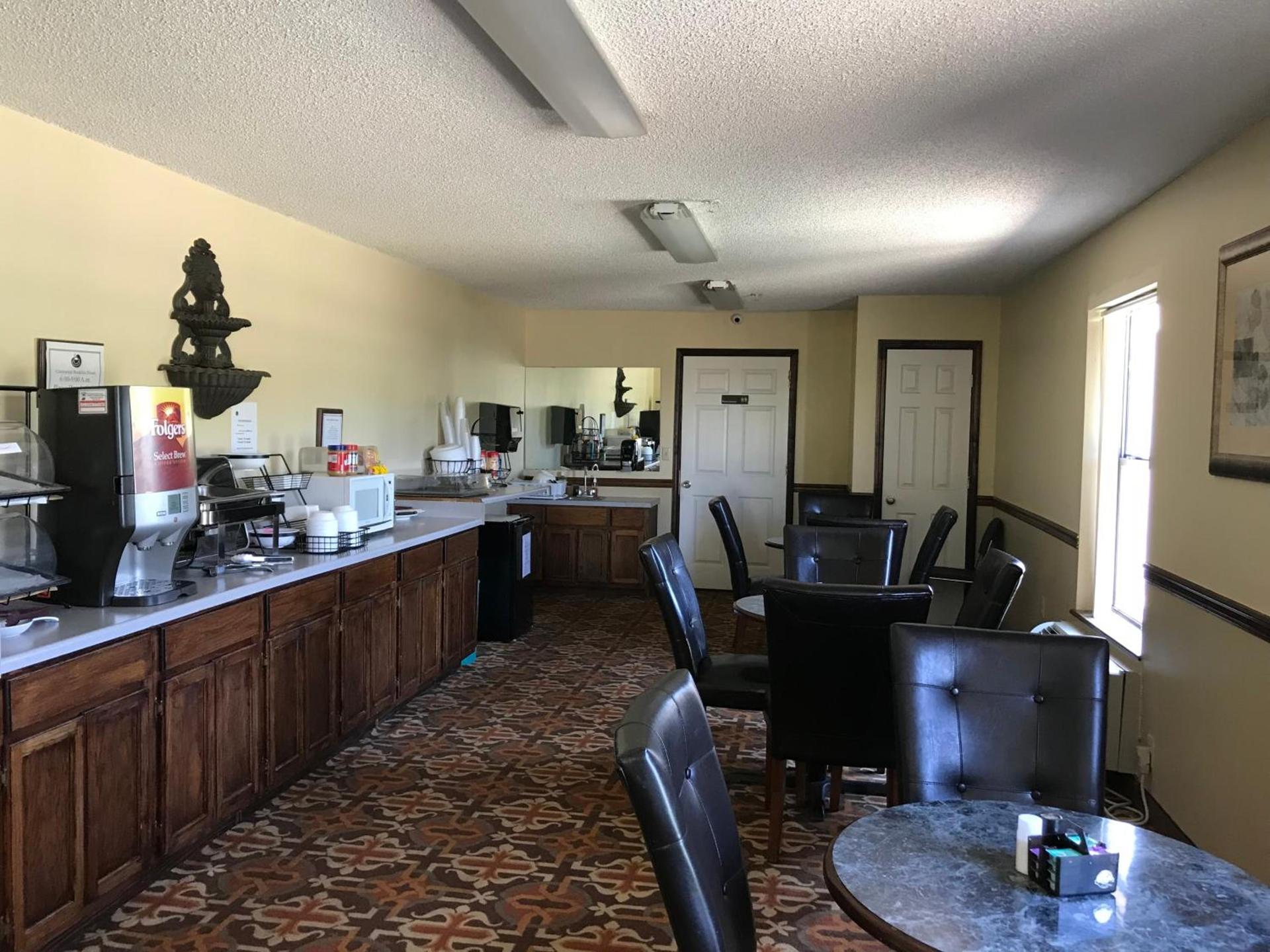 Clairmont Inn & Suites - Warren photo 2