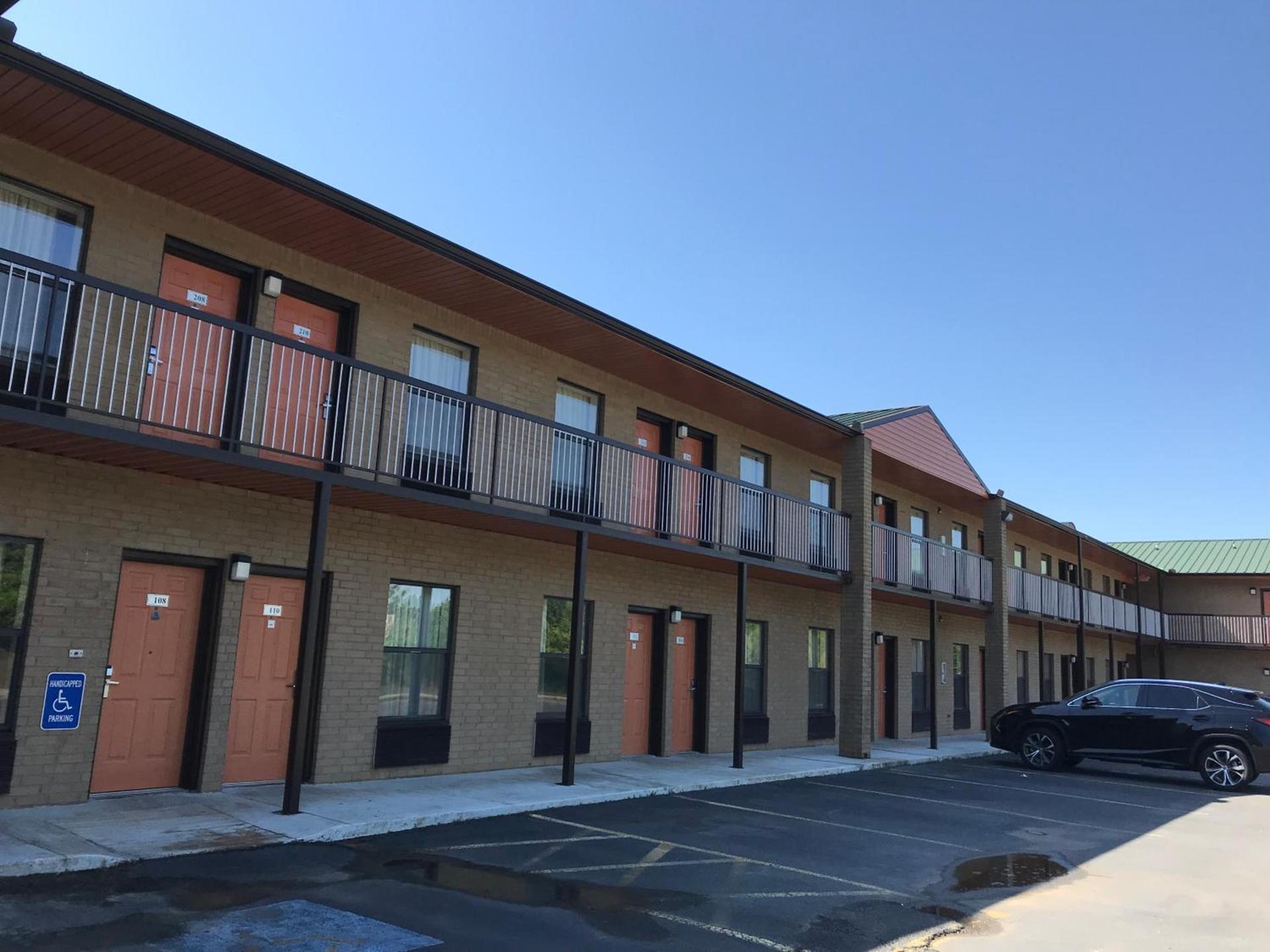 Clairmont Inn & Suites - Warren photo 1