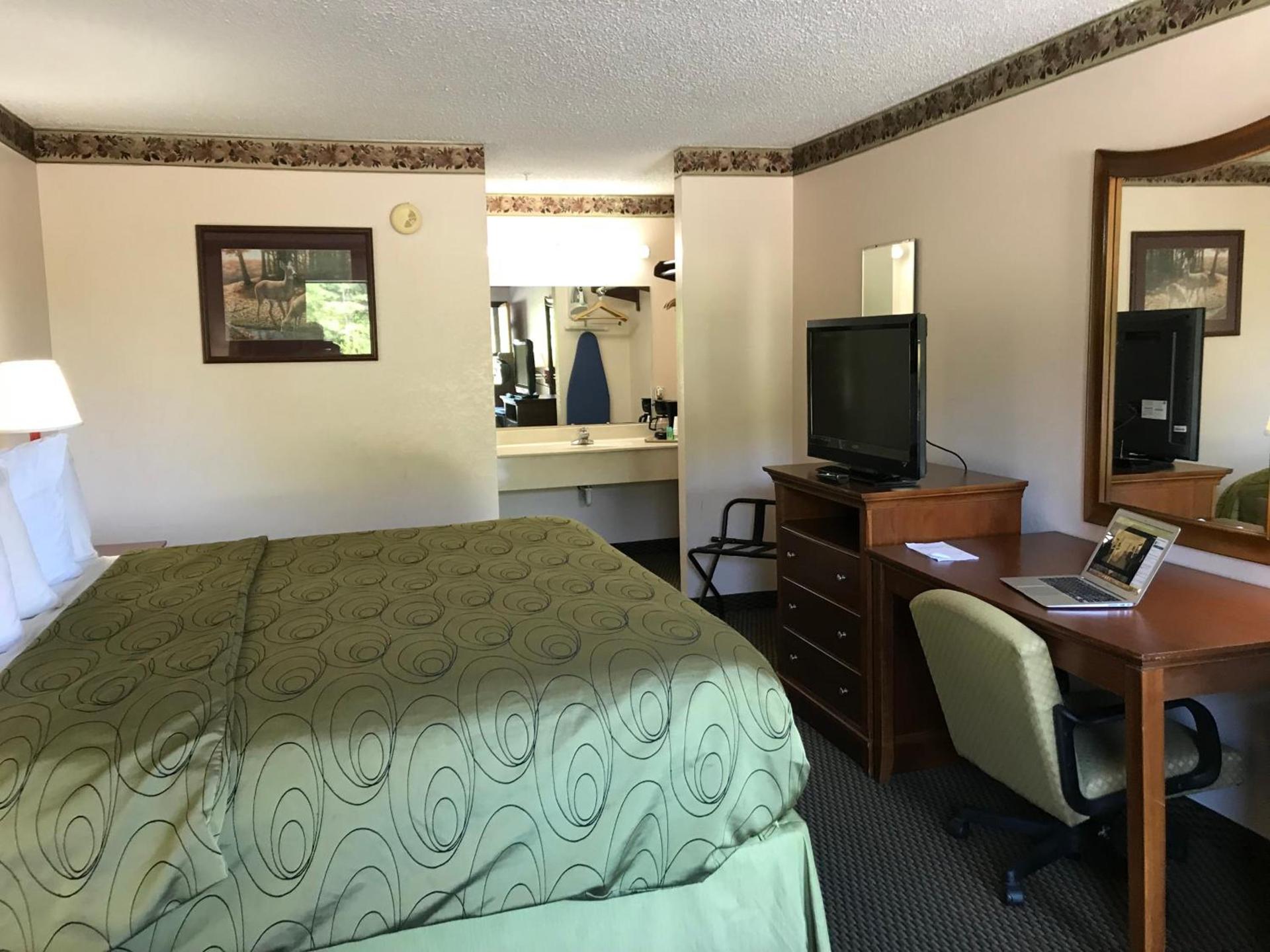 Clairmont Inn & Suites - Warren photo 35