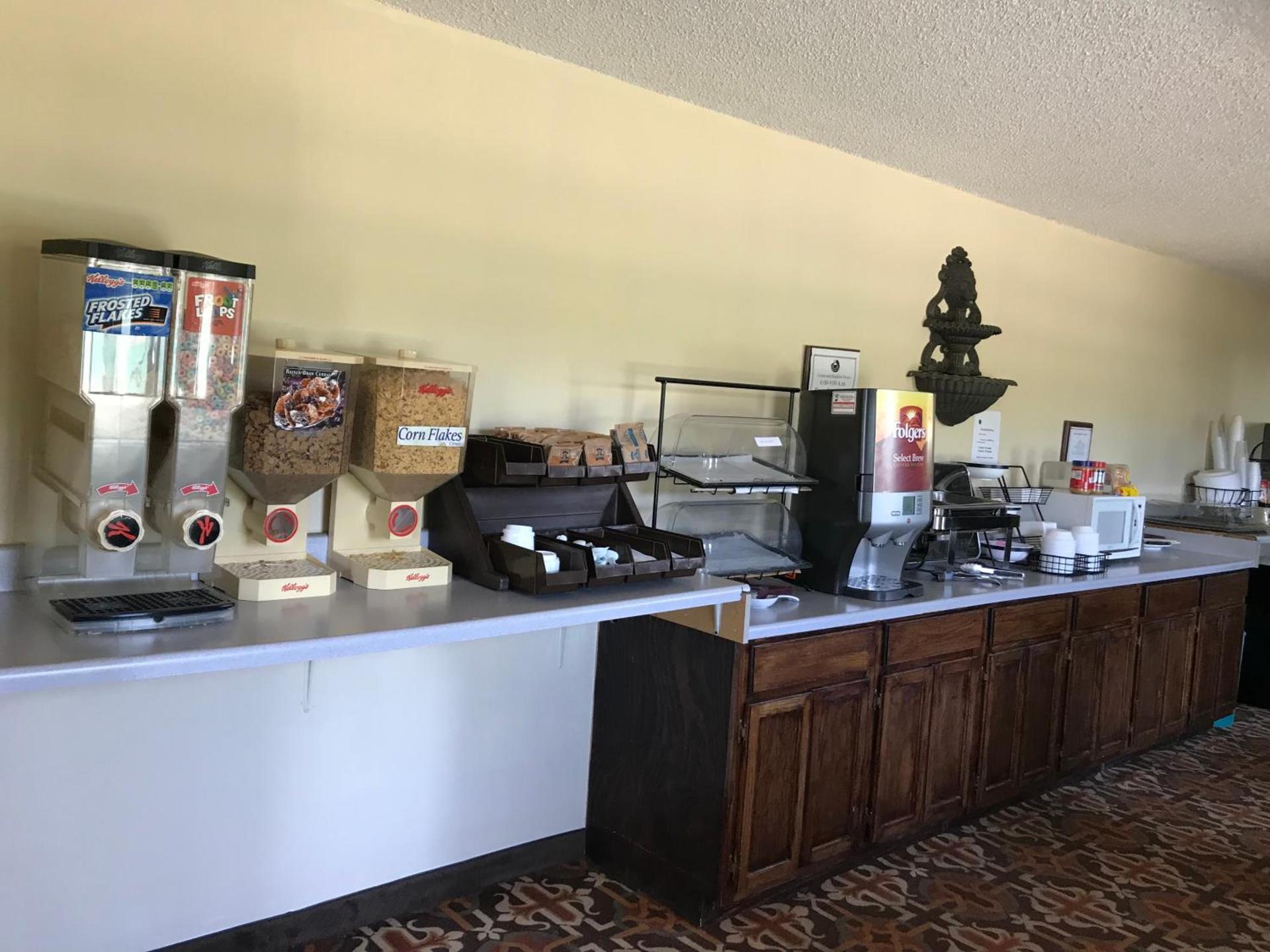 Clairmont Inn & Suites - Warren photo 13