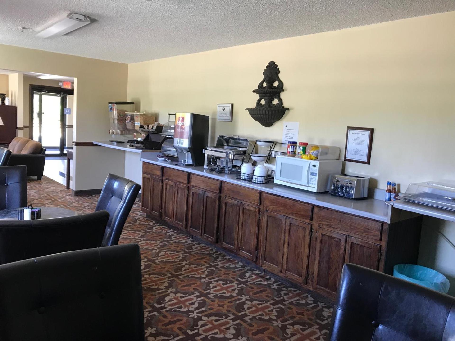 Clairmont Inn & Suites - Warren photo 39