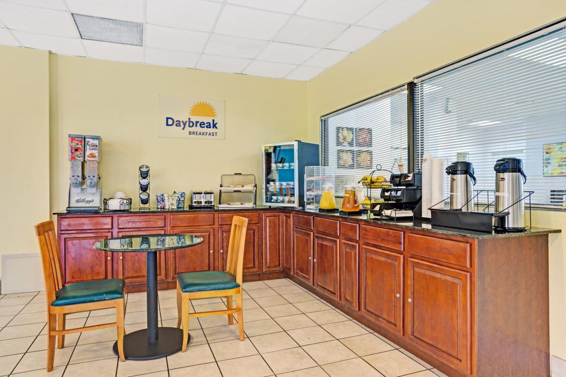 Days Inn by Wyndham Norfolk Military Circle photo 14
