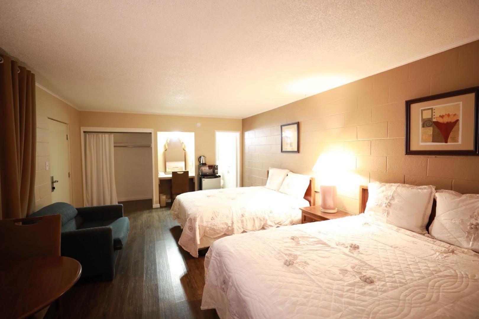 Royal Inn and Suites photo 32
