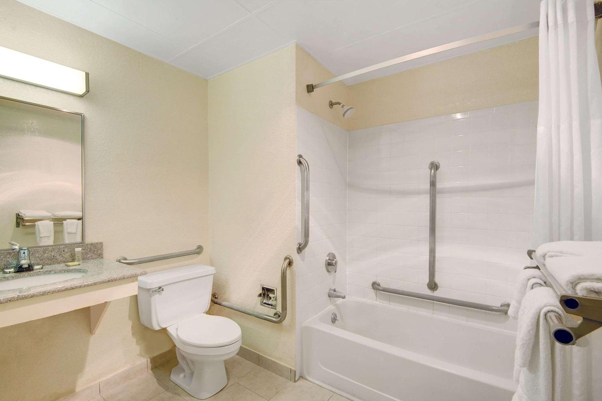 Super 8 by Wyndham Stamford/New York City Area photo 7