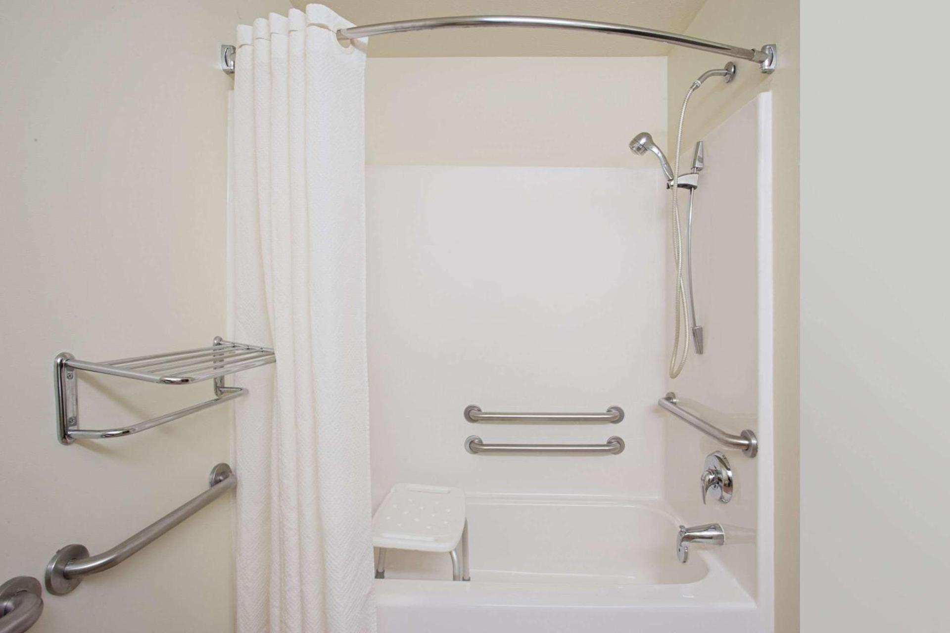 Microtel Inn & Suites by Wyndham Holland photo 11