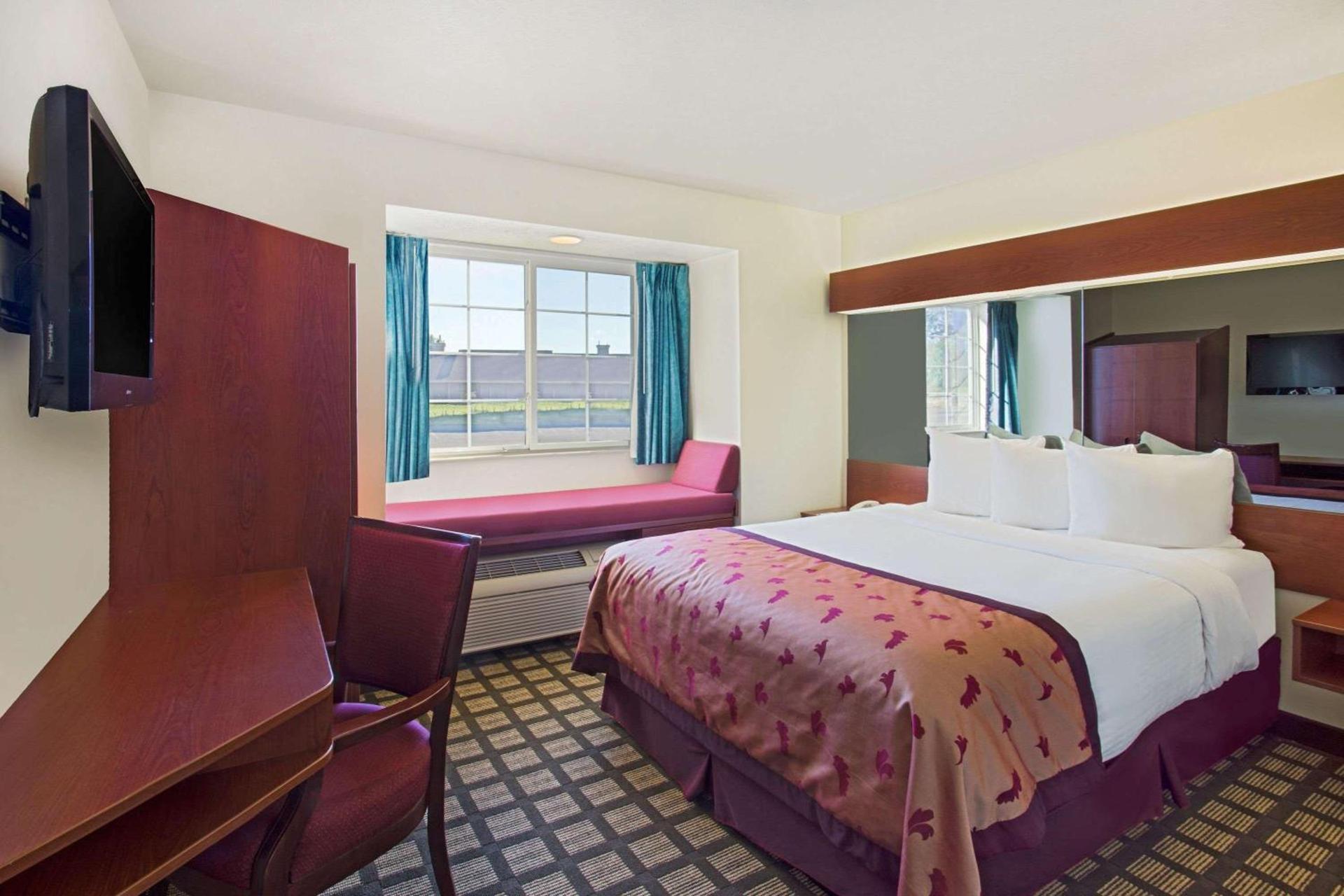 Microtel Inn & Suites by Wyndham Holland photo 5