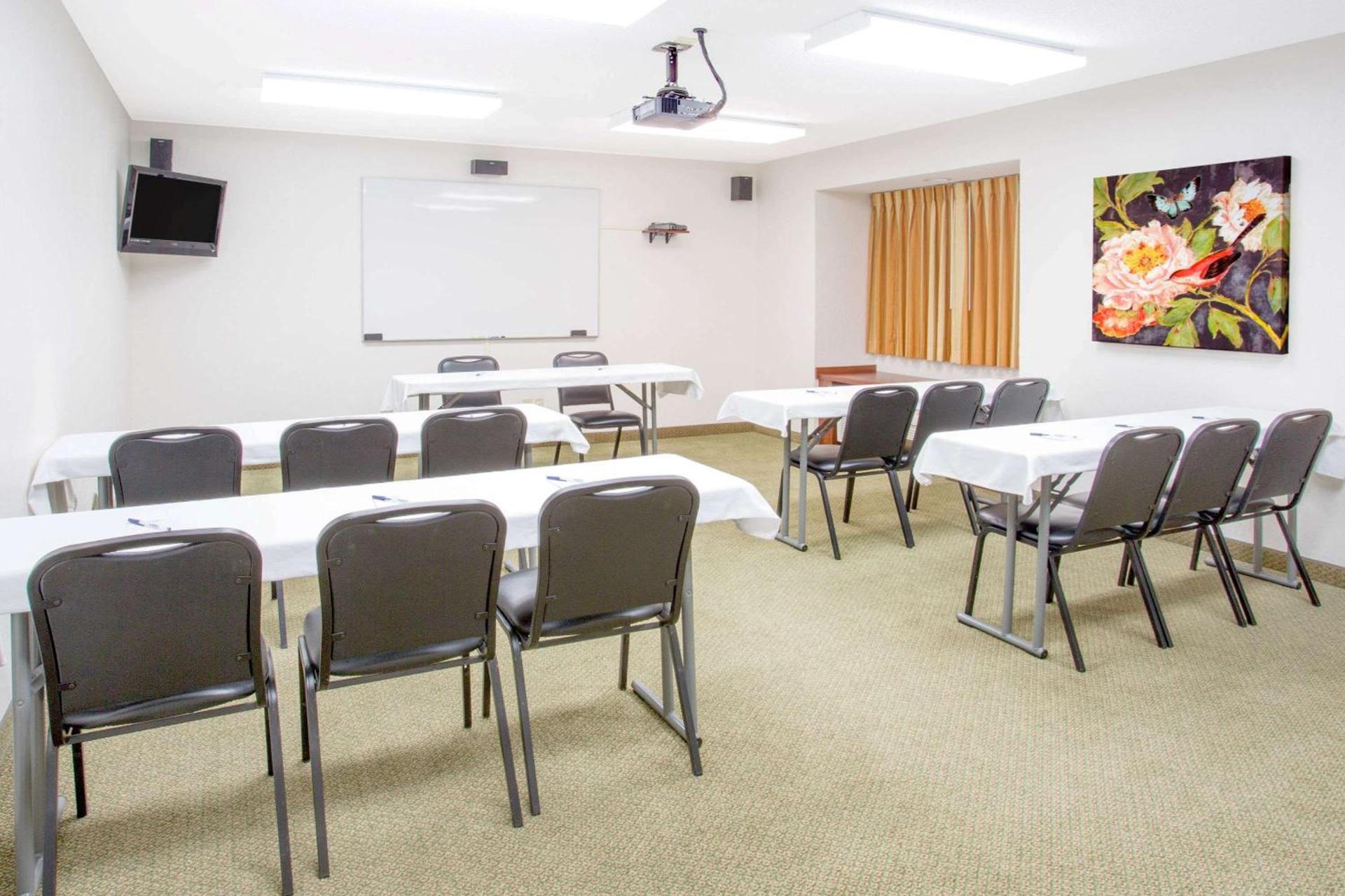 Microtel Inn and Suites Gassaway photo 27