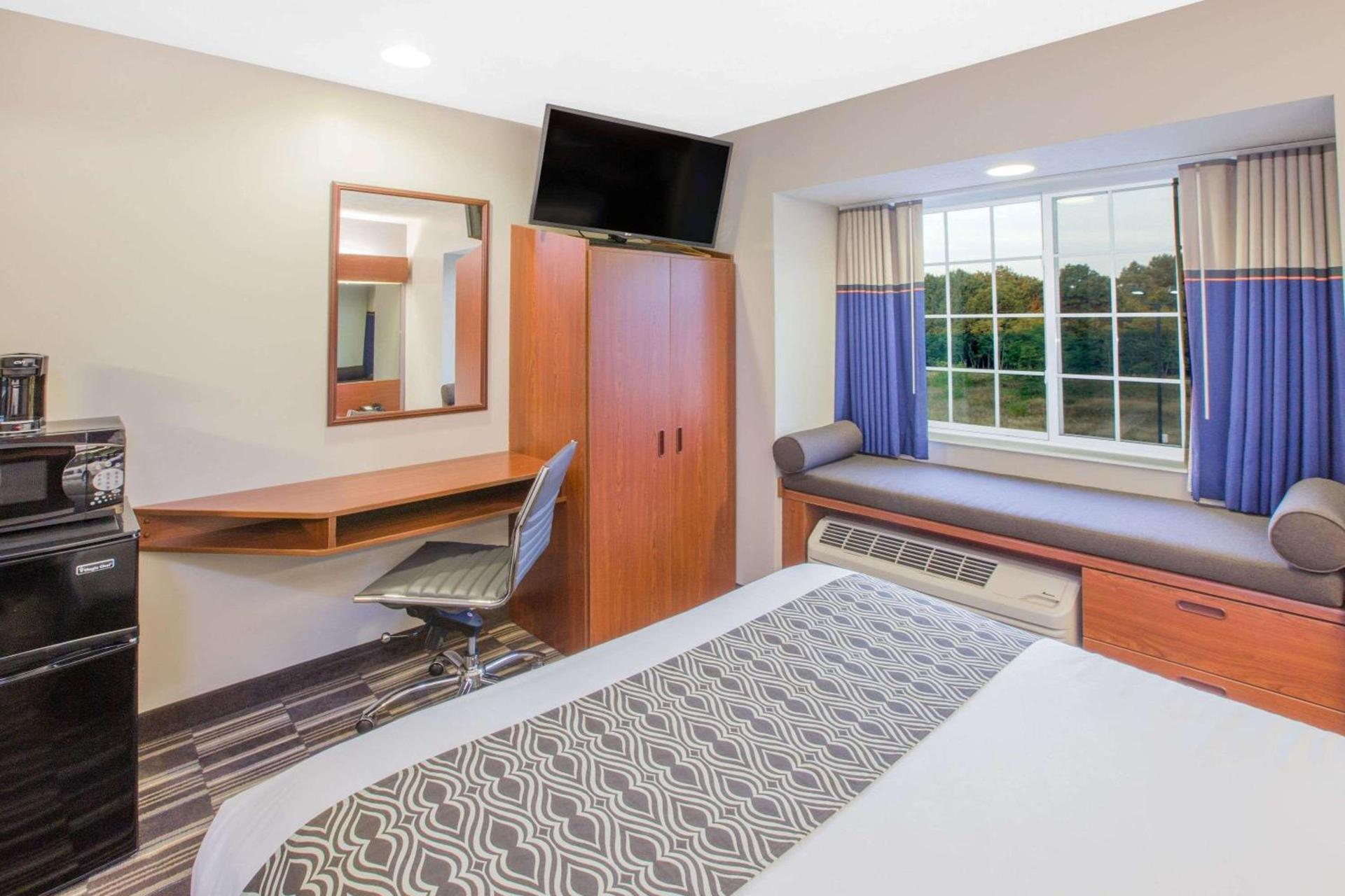 Microtel Inn and Suites Manistee photo 23