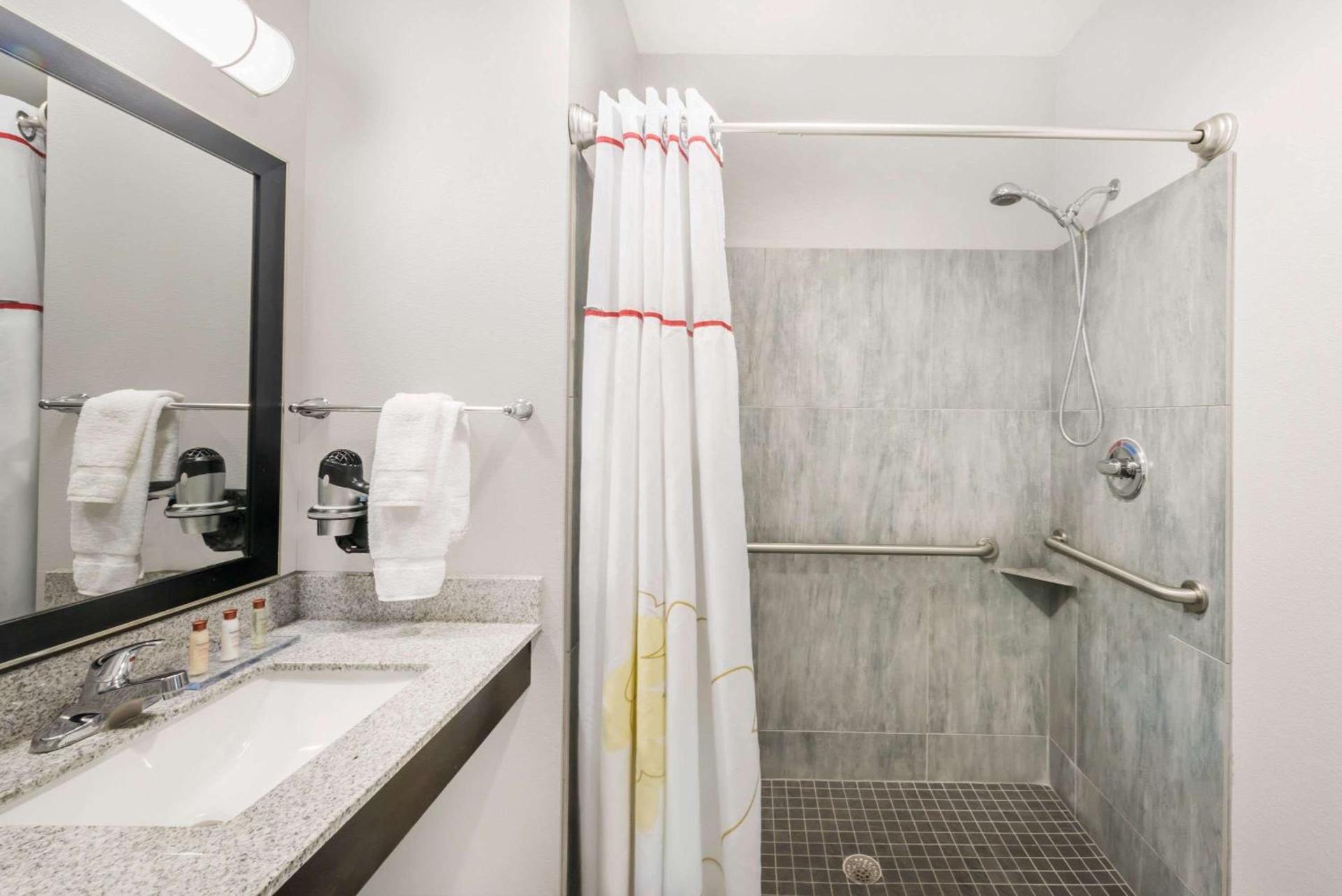 Hawthorn Extended Stay by Wyndham Midland photo 12