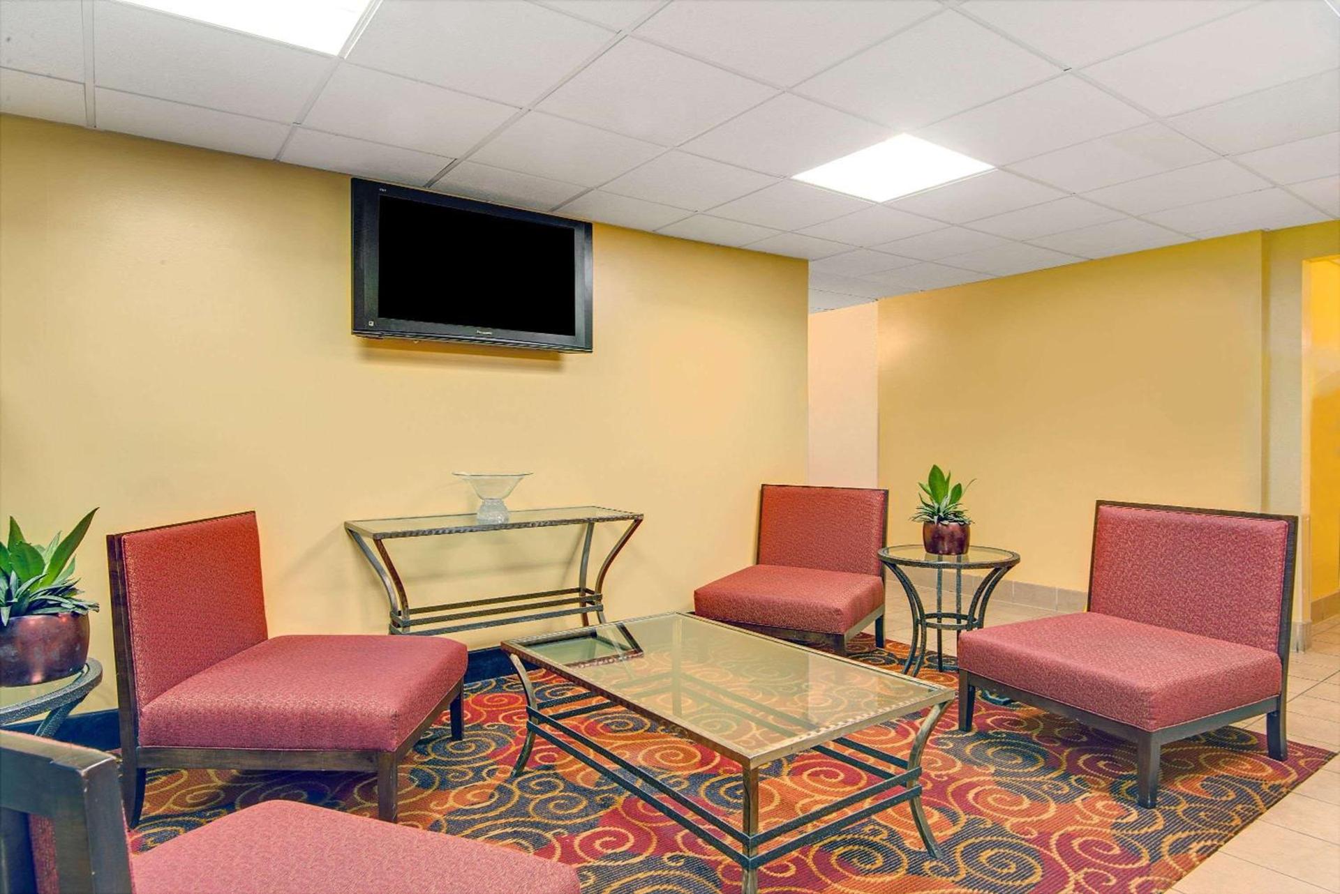 Super 8 by Wyndham Stamford/New York City Area photo 2