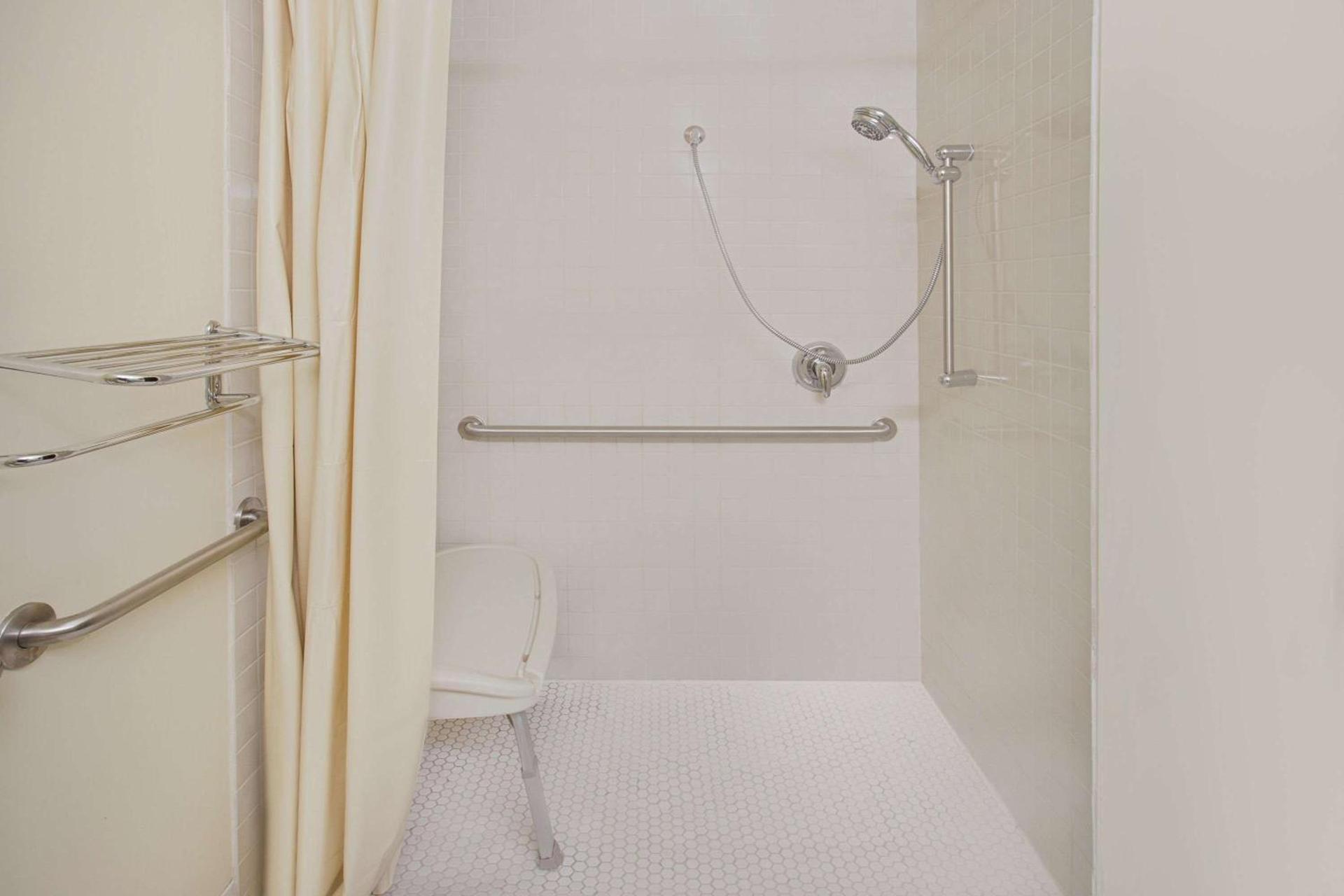 Microtel Inn & Suites by Wyndham Holland photo 12