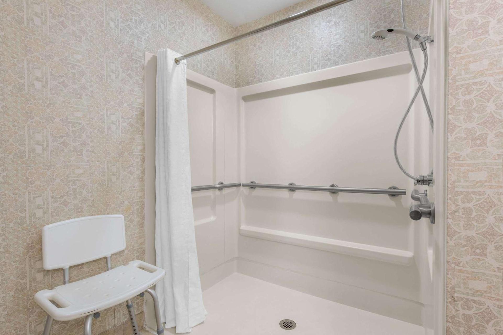 Lancaster Suites photo 16