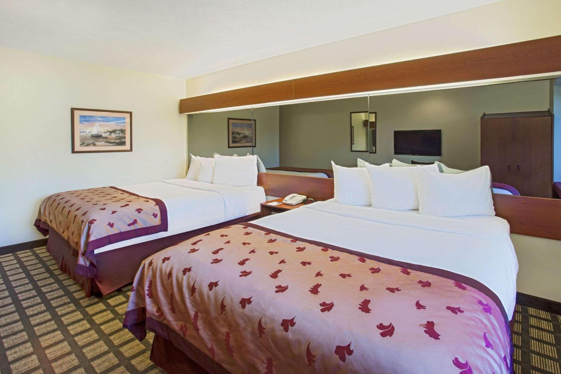 Microtel Inn & Suites by Wyndham Holland photo 6