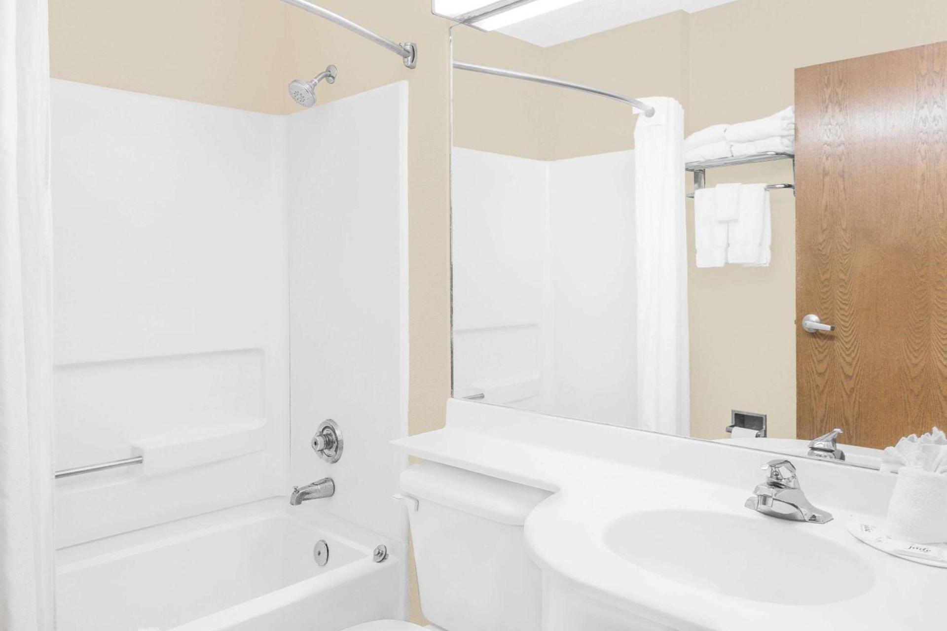 Microtel Inn & Suites by Wyndham Franklin photo 14