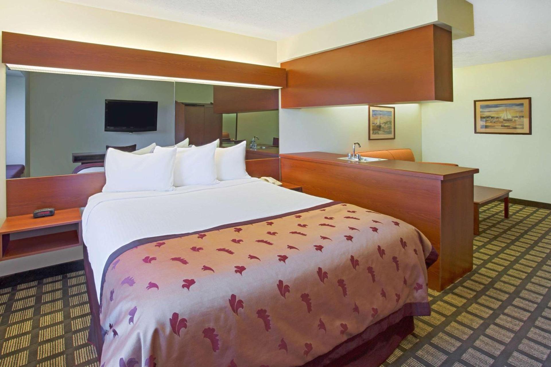 Microtel Inn & Suites by Wyndham Holland photo 8