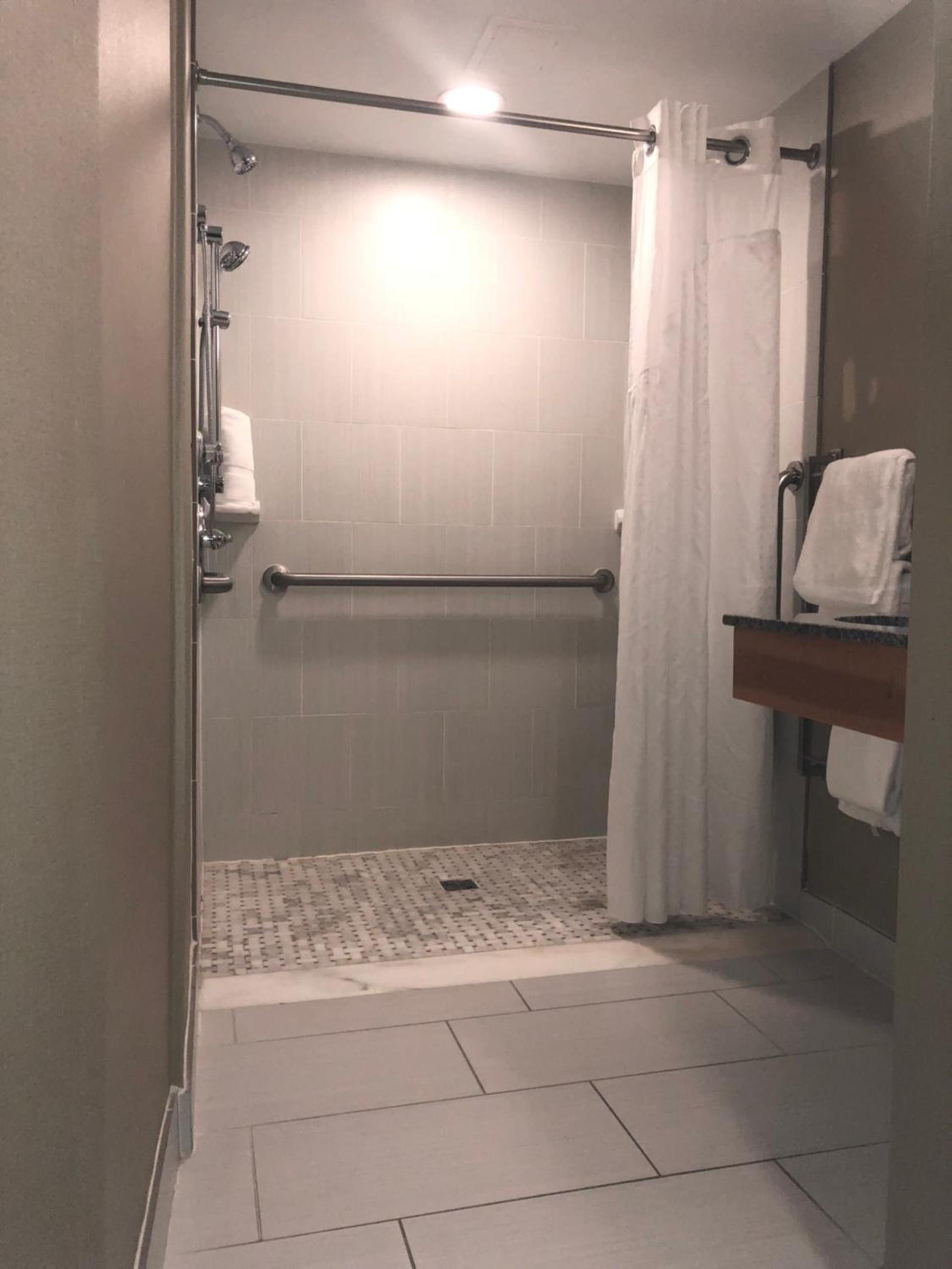Holiday Inn Raleigh Downtown, an IHG Hotel photo 3