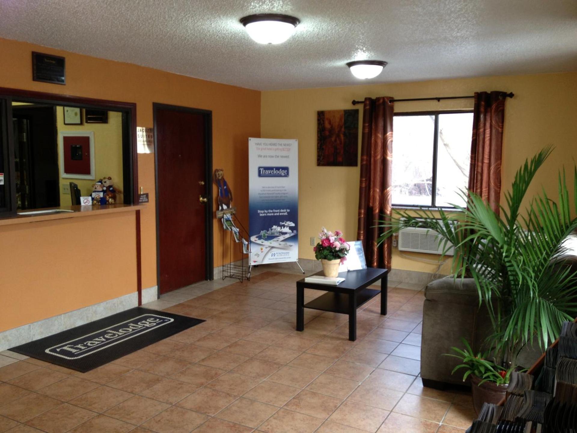 Travelodge by Wyndham Muskegon photo 9