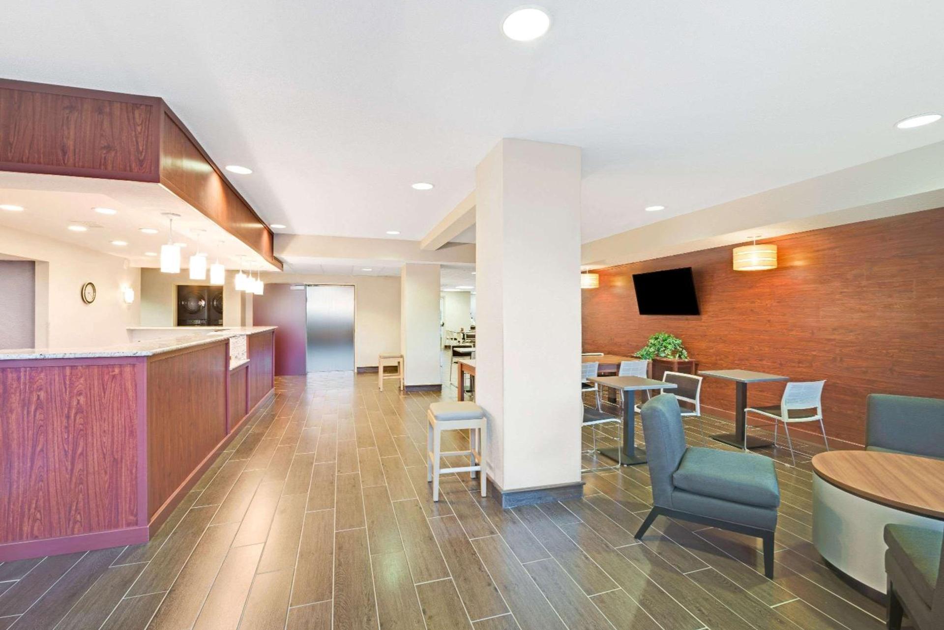 Microtel Inn & Suites Urbandale photo 25