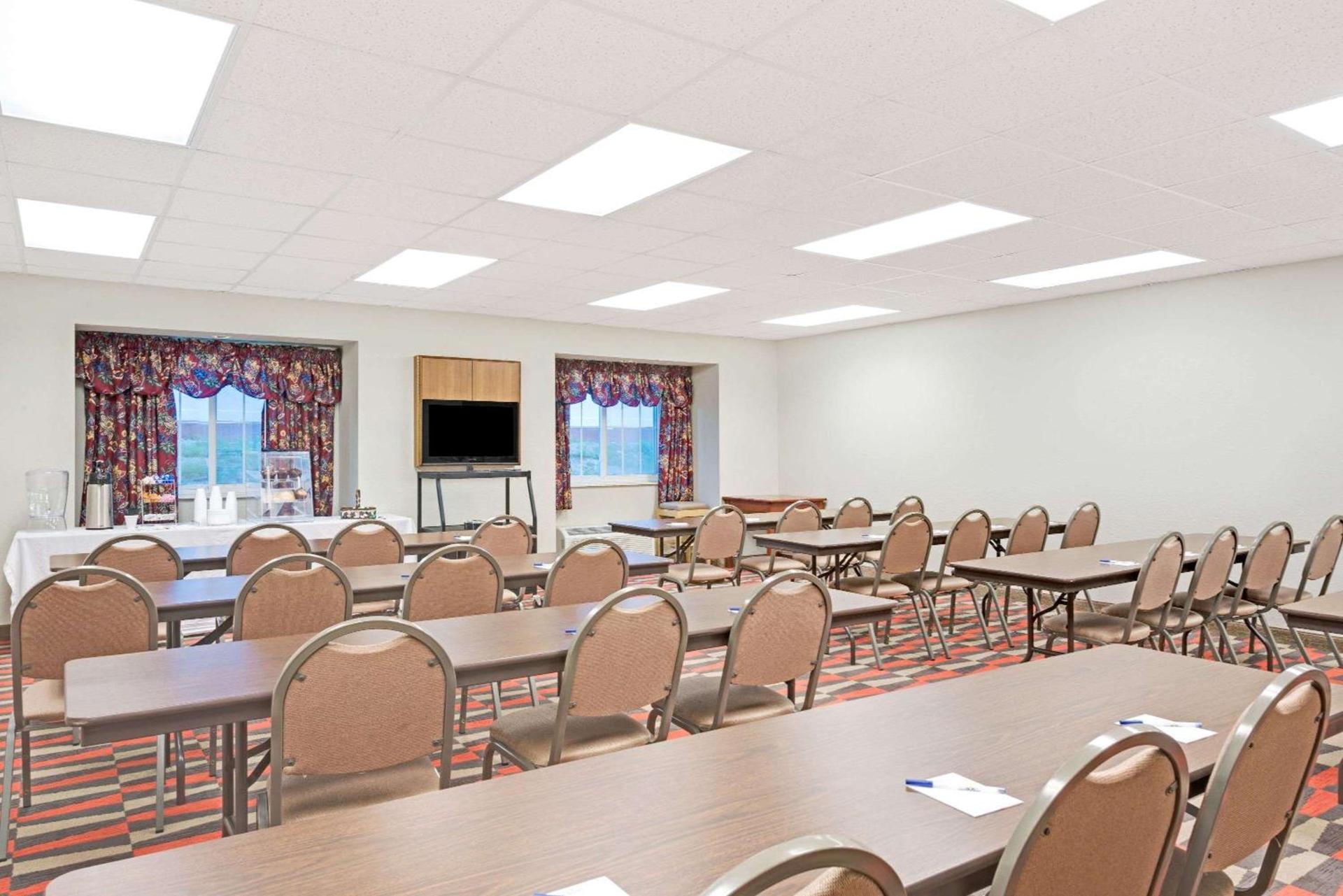 Microtel Inn & Suites Urbandale photo 22