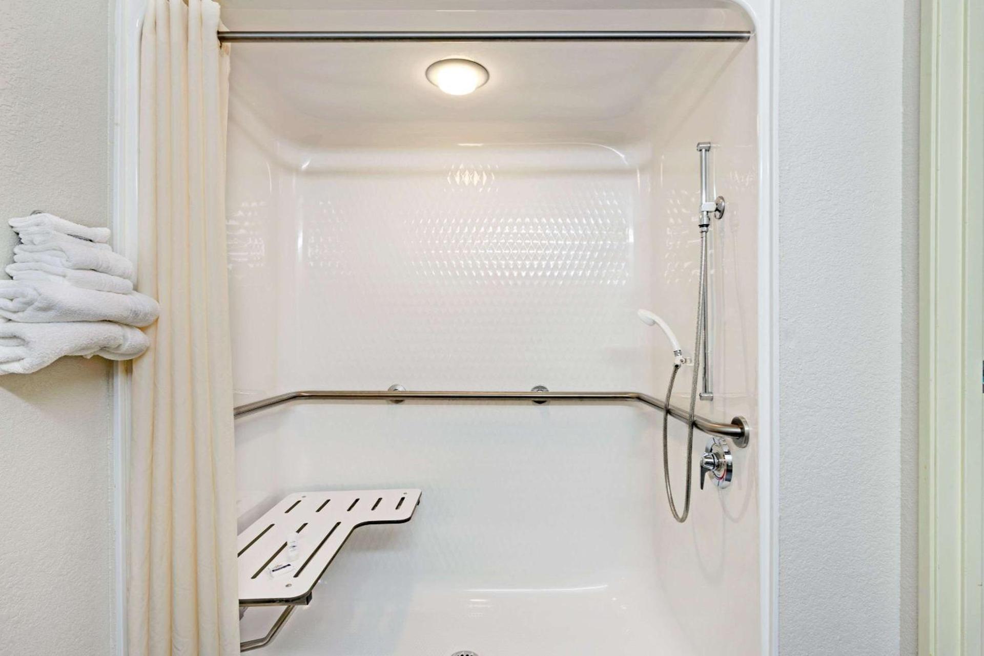 Microtel Inn & Suites Urbandale photo 21