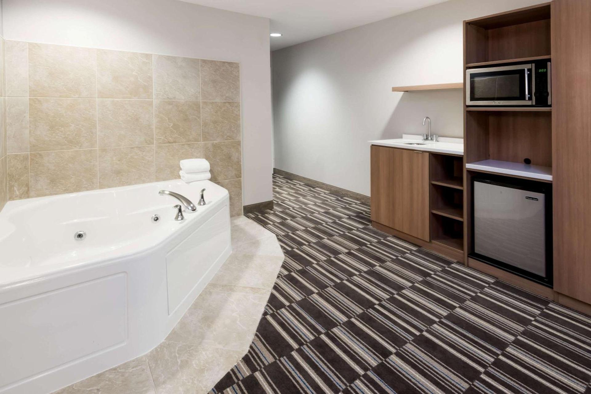 Microtel Inn & Suites by Wyndham - Penn Yan photo 11