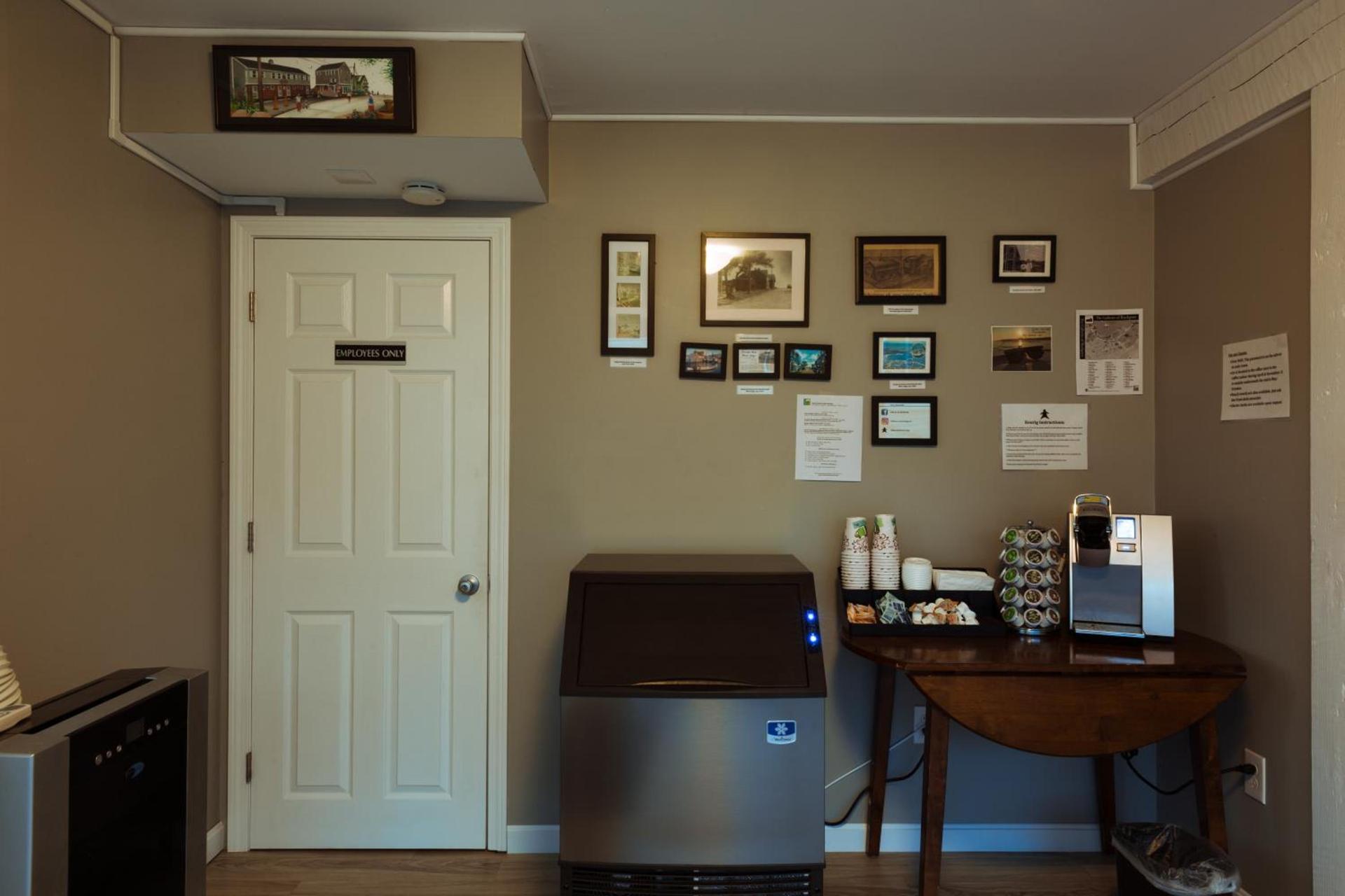 Bearskin Neck Motor Lodge photo 2