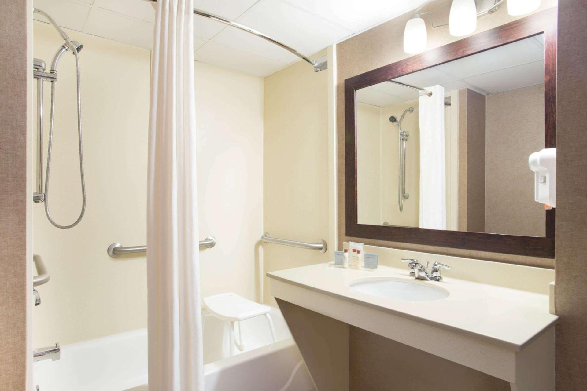 Wingate by Wyndham Garner/Raleigh South photo 17