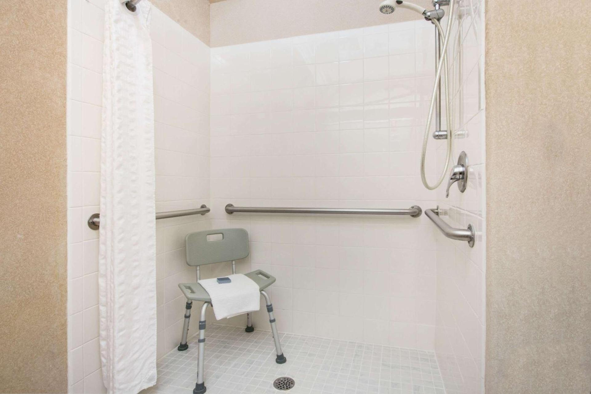 Hawthorn Extended Stay by Wyndham El Paso photo 4