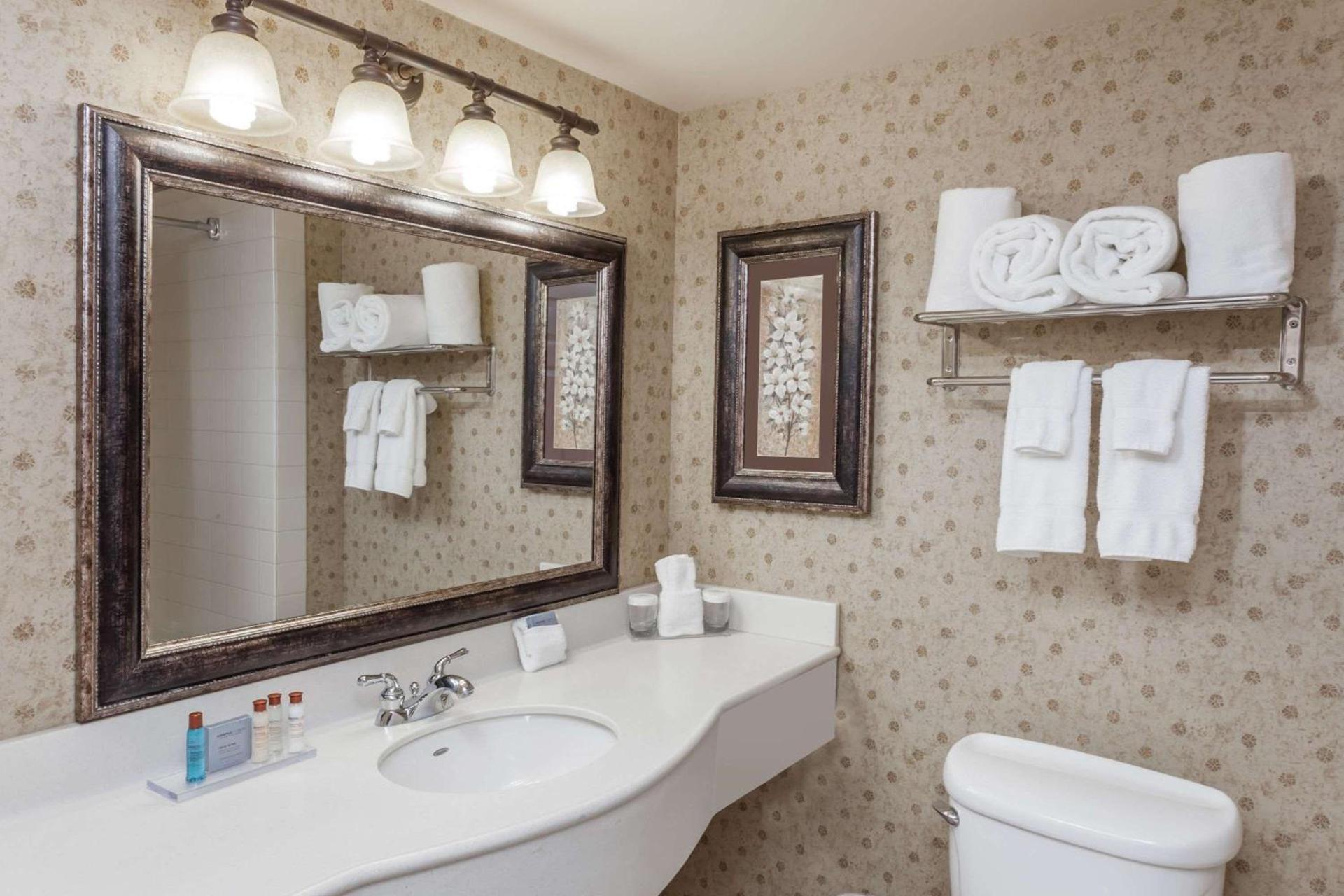 Wingate by Wyndham Peoria - Complimentary Area Shuttle photo 33