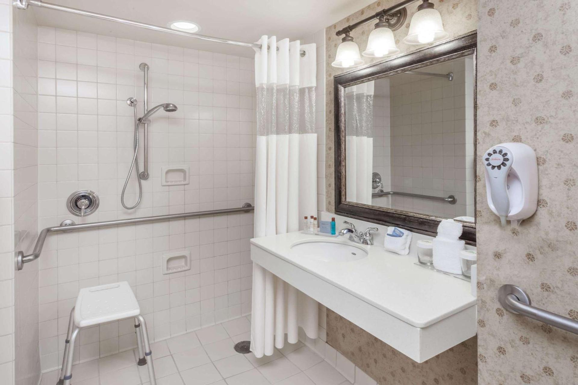 Wingate by Wyndham Peoria - Complimentary Area Shuttle photo 35