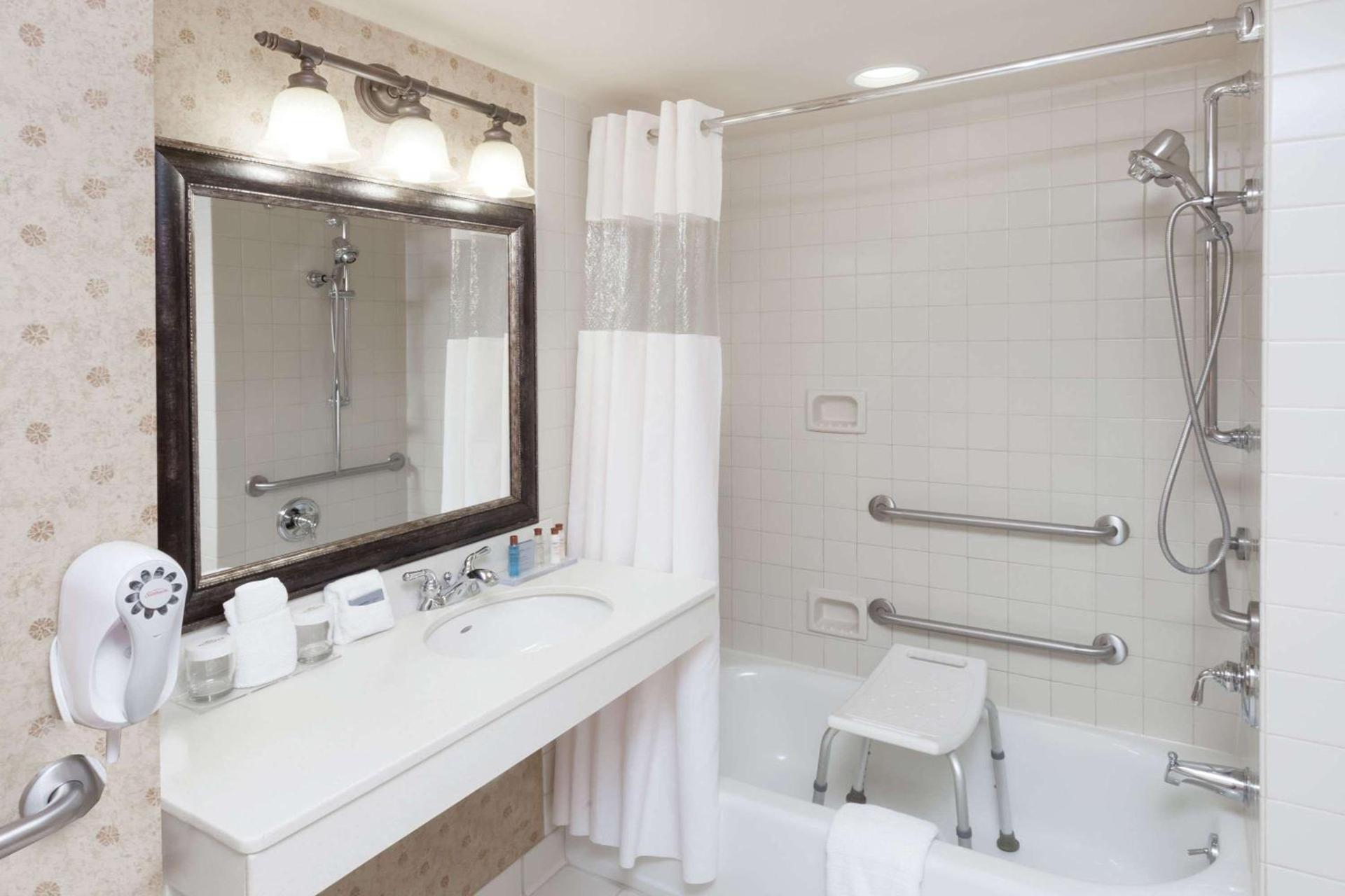 Wingate by Wyndham Peoria - Complimentary Area Shuttle photo 38