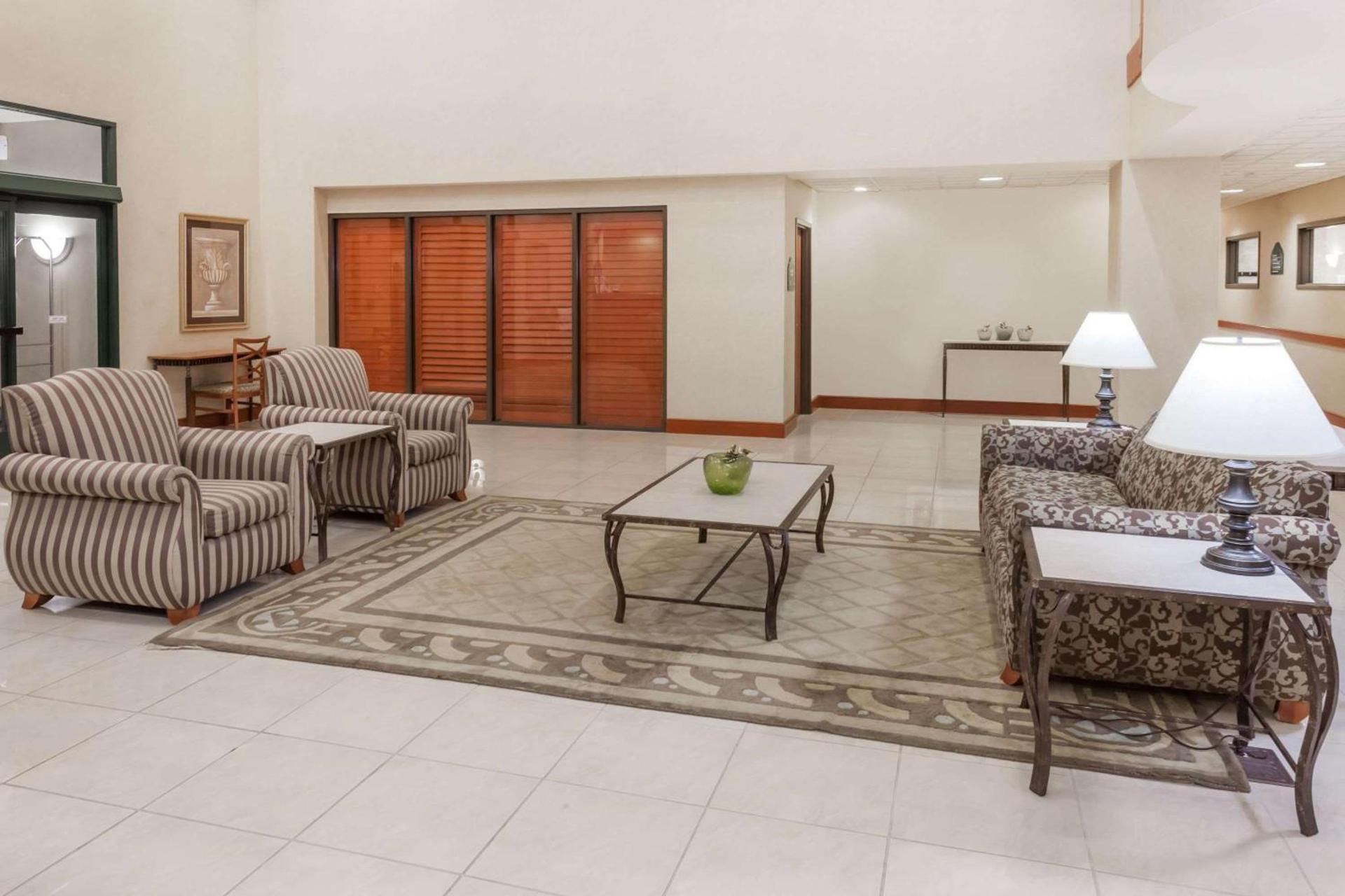 Wingate by Wyndham Peoria - Complimentary Area Shuttle photo 39